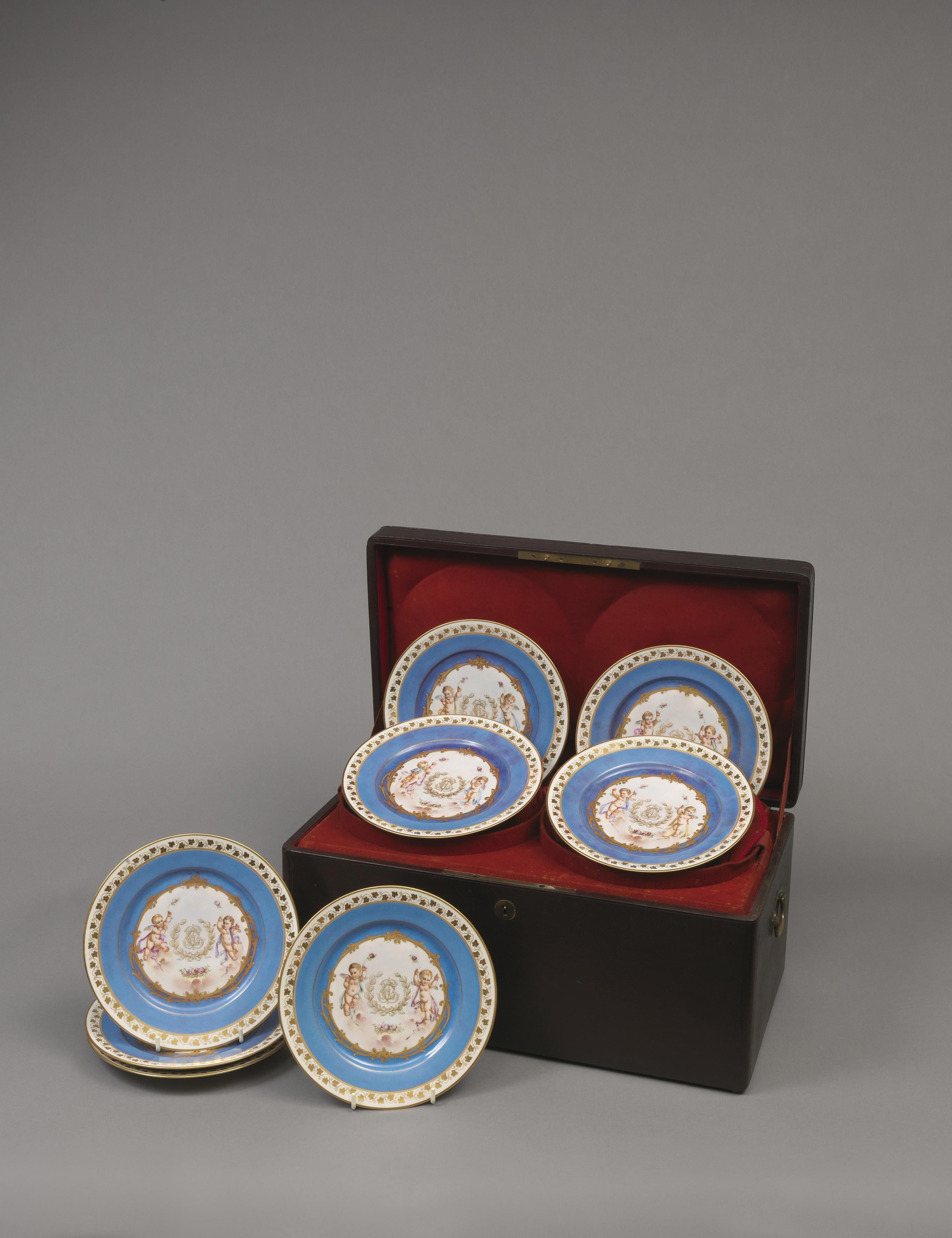Ein seltener und dekorativer Satz von zwölf azurblauen Sèvres-Tellern in der originalen Ledertasche.

Frankreich, um 1840. 

Jeder Teller mit Sèvres-Marke auf der Rückseite und Château des Tuileries.

Dieses seltene Set von Sèvres-Tellern hat