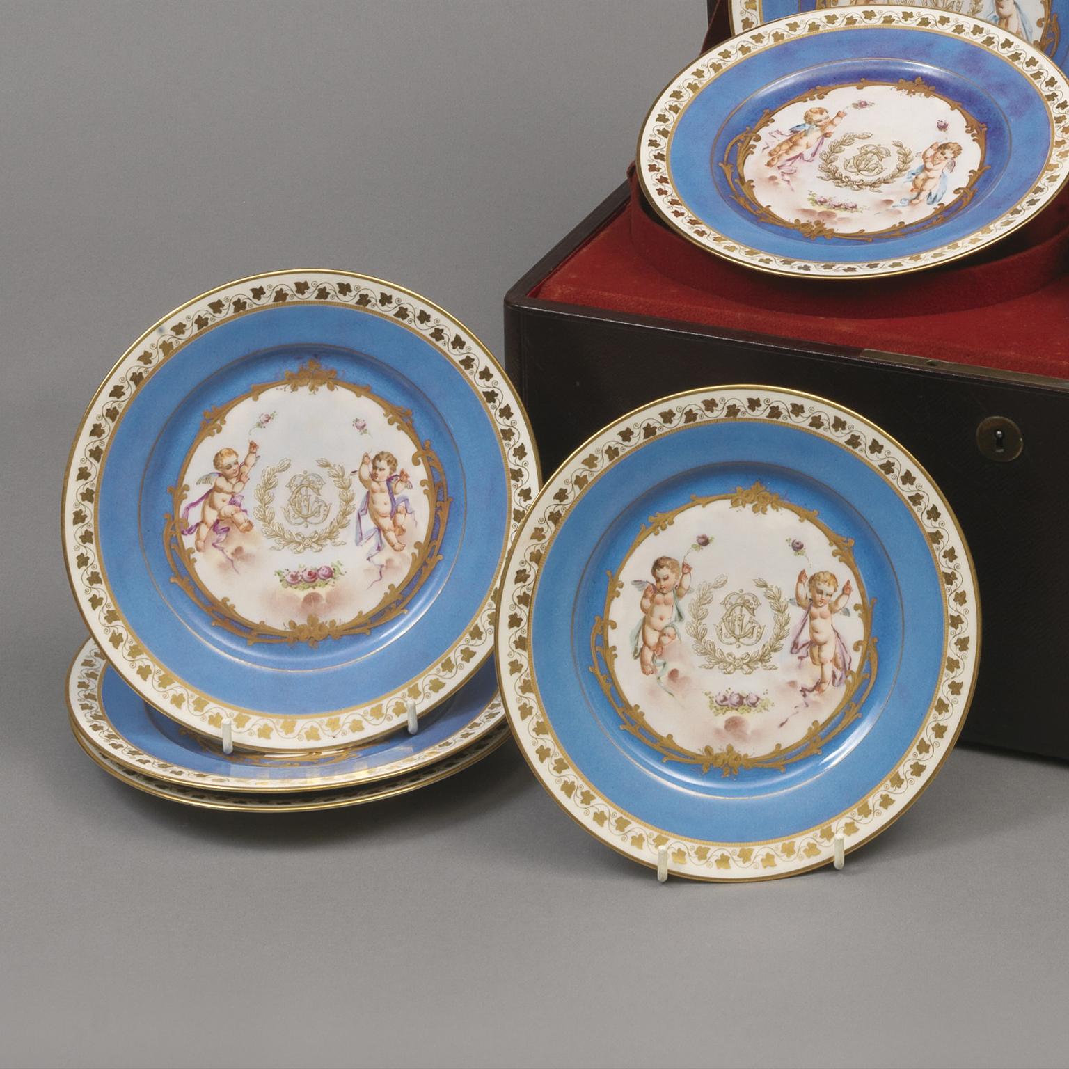 Set von zwölf Azure-blauen Svres-Tellern in ihrem Originalgehäuse, um 1840 (Französisch) im Angebot