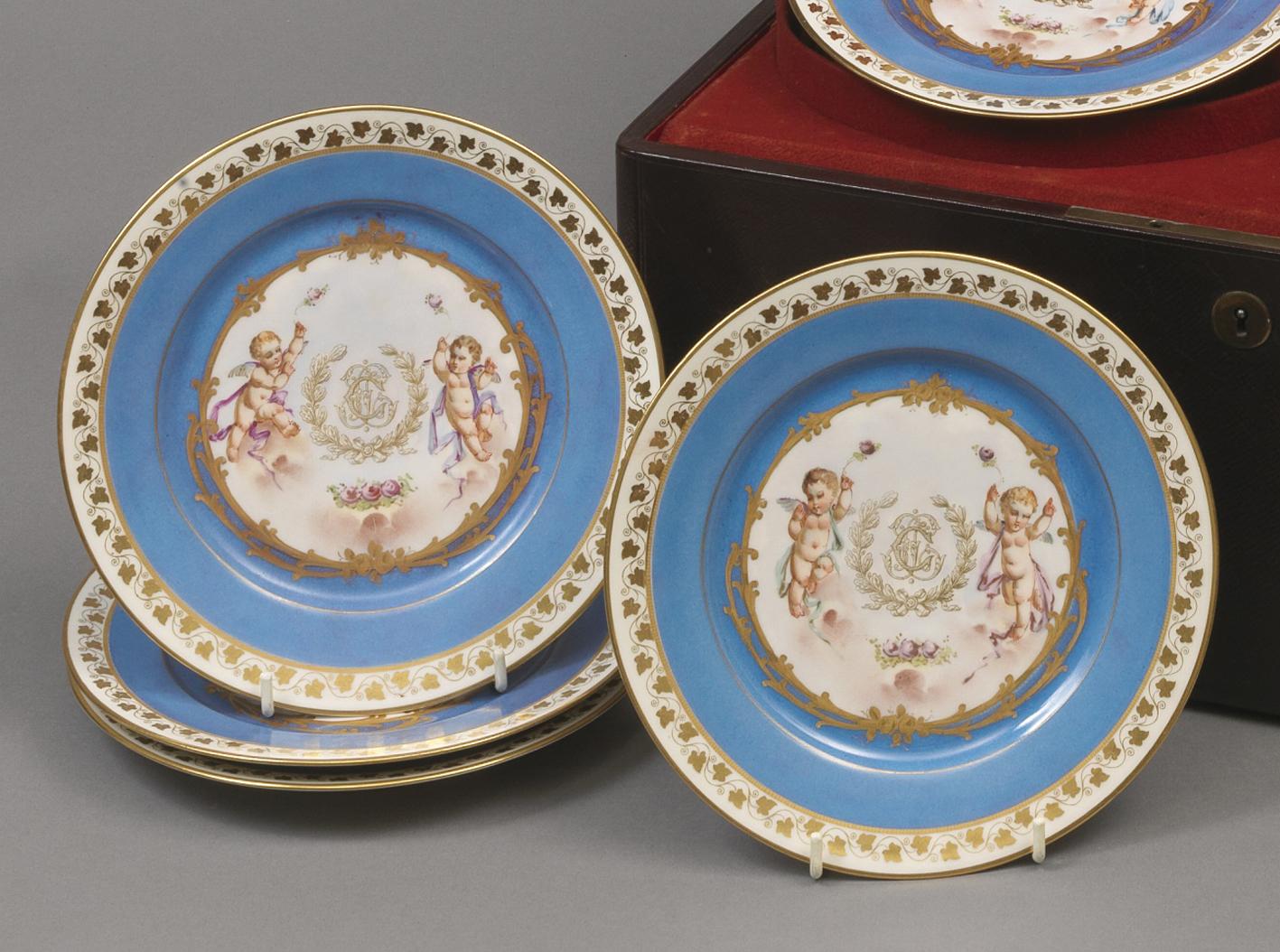Set von zwölf Azure-blauen Svres-Tellern in ihrem Originalgehäuse, um 1840 (Gemalt) im Angebot