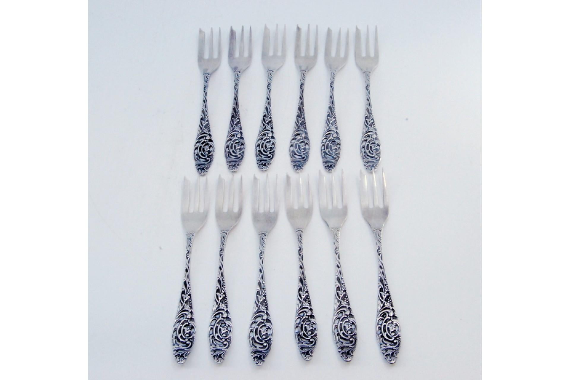 European Set of twelve silver cake forks with embossed handles featuring plant motifs For Sale
