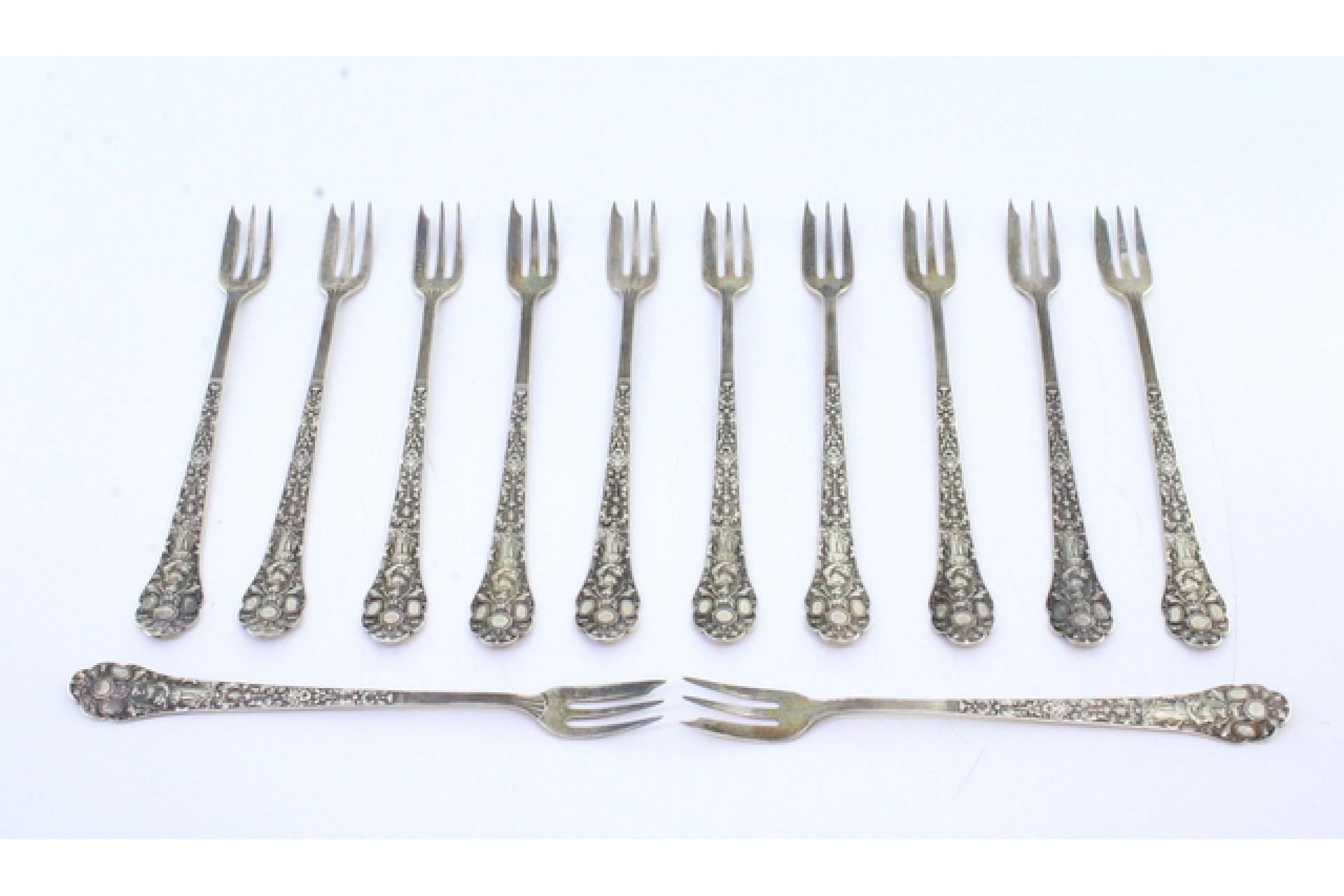 Descrizione: Set di dodici forchette da torta in argento con manici rivelati e arricciati. Metallo: Argento. Origine: Americana. Marchio: Sconosciuto. Peso: 207.52 grammi (set di dodici forcelle). Dimensioni: 14,5 cm x 1,5 cm. Contenuto: 925/1000.