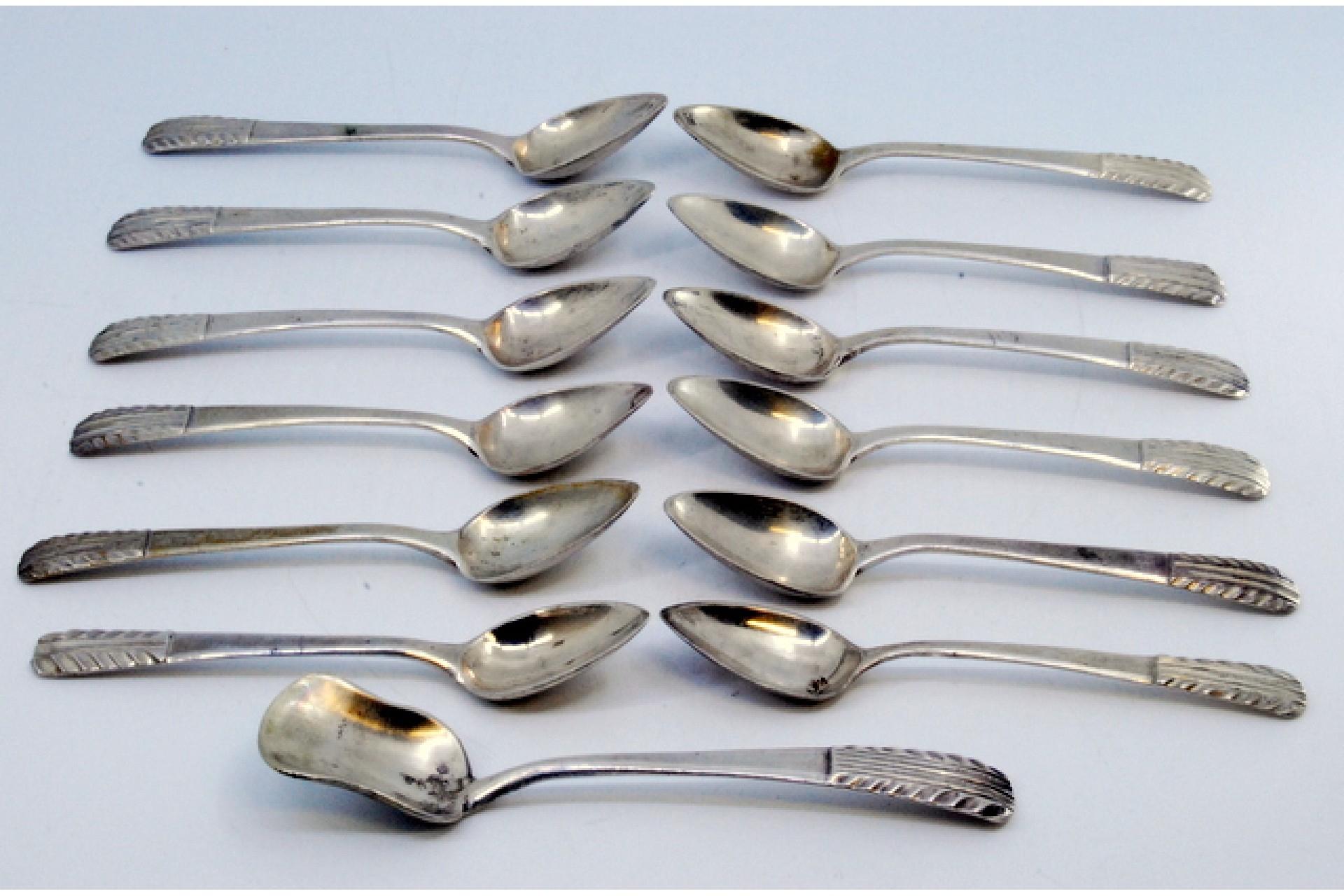 Descripción: Juego de doce cucharillas de café y pala de azúcar en plata con asas en relieve. Metal: Silver. Origen: Portugués. Marca: javali II Título. Peso: 265.5 gramos (Juego de doce cucharas y pala). Dimensiones: Pala - 14x2,8cm Cuchara -