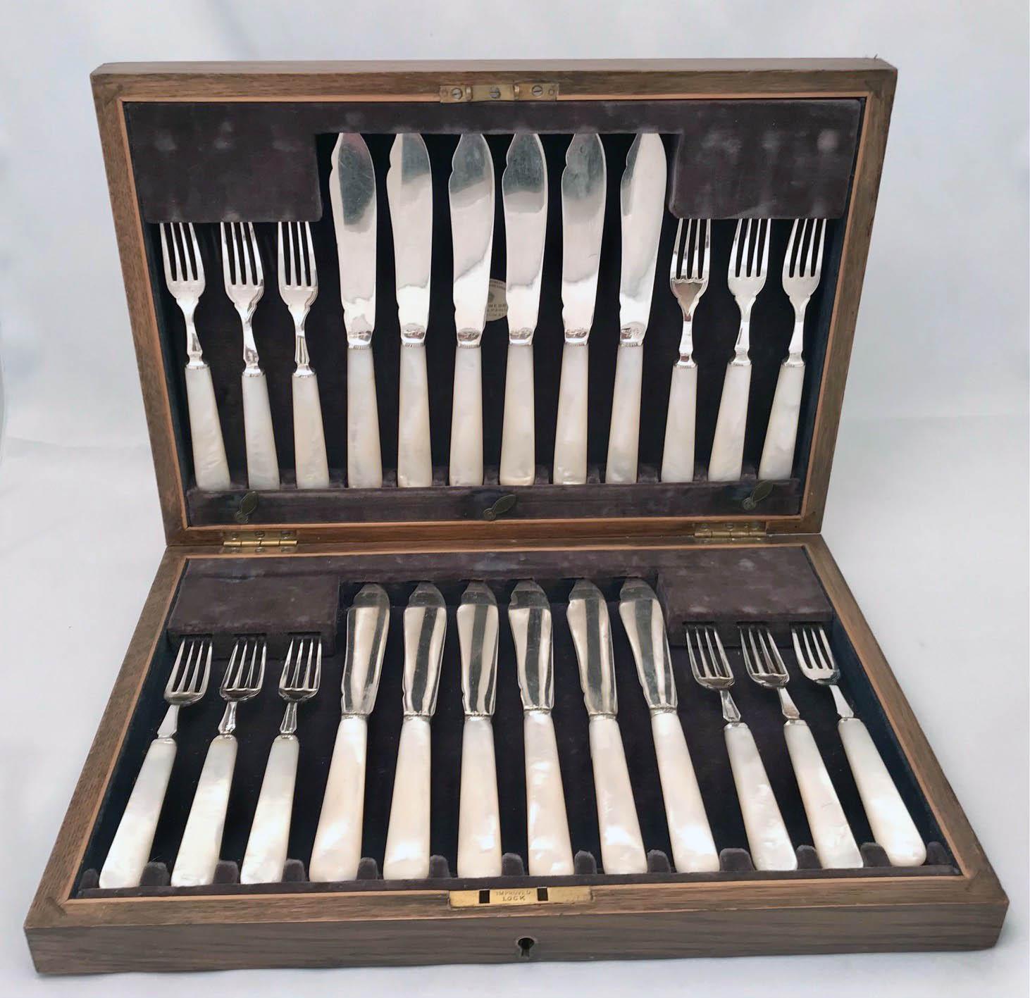 Juego de doce cuchillos y tenedores de pescado de plata, Mappin & Webb Eduardiano en venta