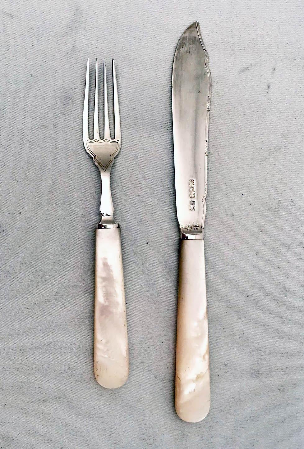 Juego de doce cuchillos y tenedores de pescado de plata, Mappin & Webb principios del siglo XX en venta