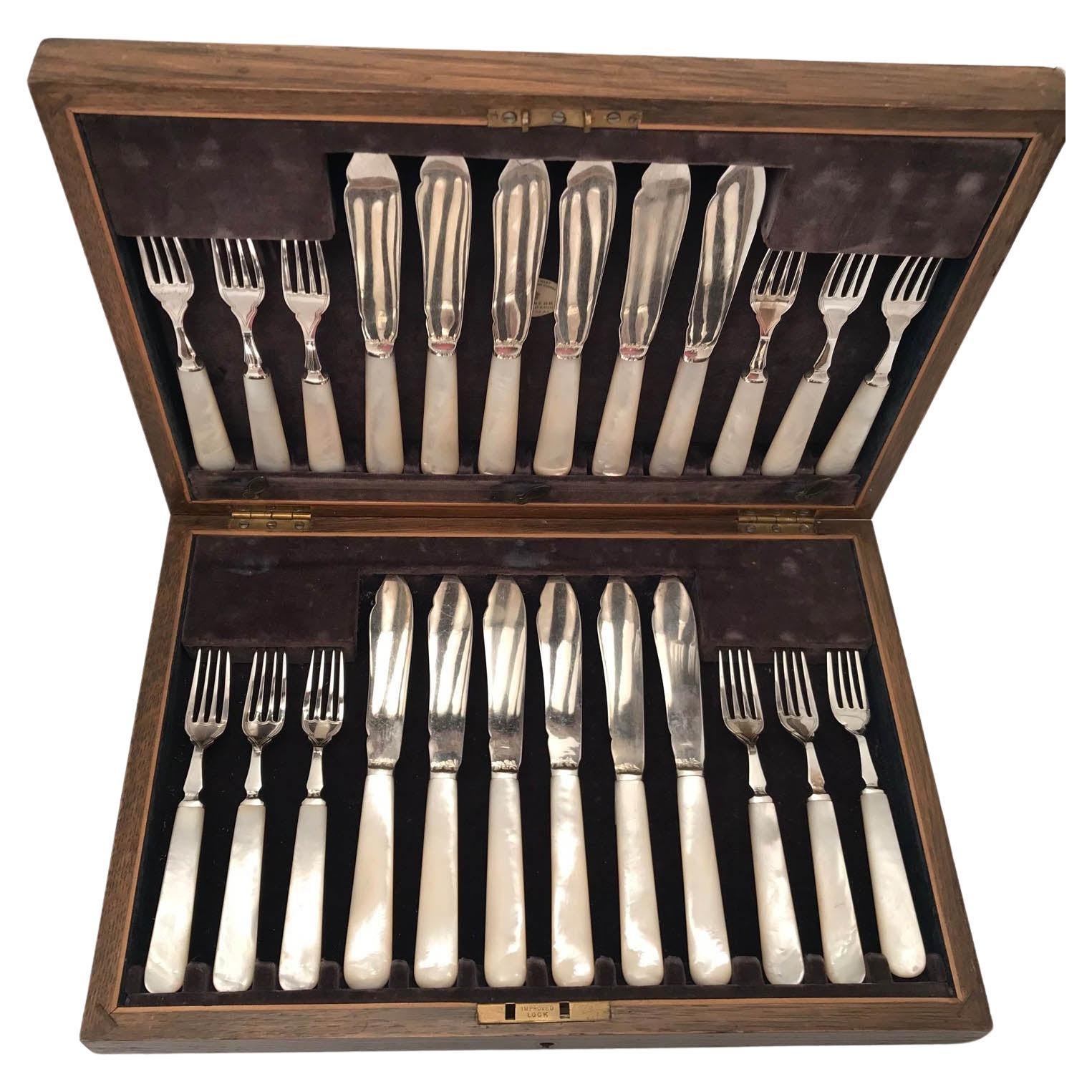 Juego de doce cuchillos y tenedores de pescado de plata, Mappin & Webb en venta