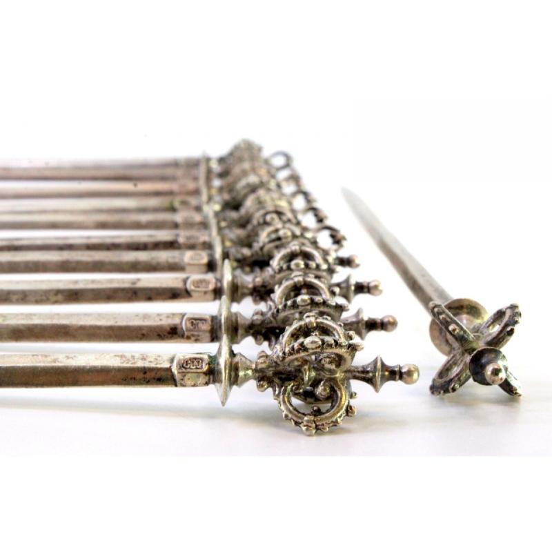 Set of twelve silver florets with openwork crown-shaped handles (Europäisch) im Angebot