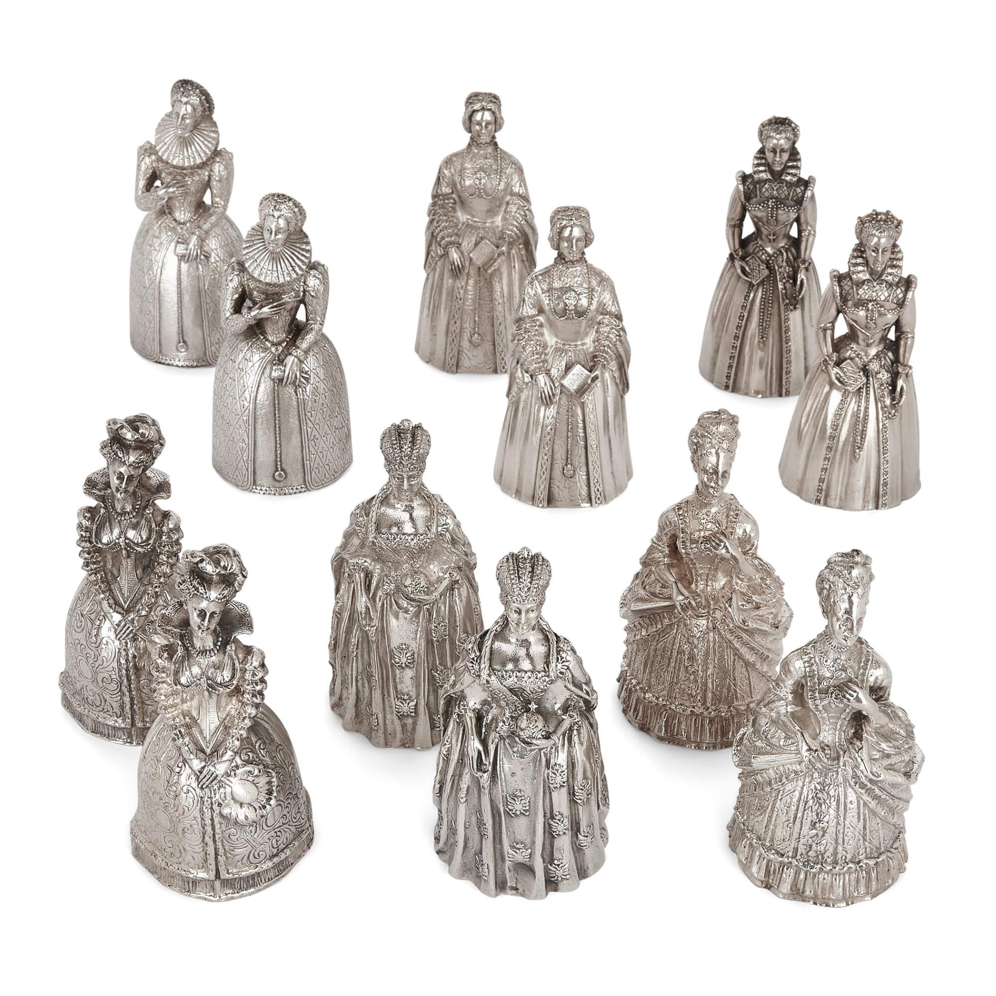 Ensemble de douze cloches à main Queen en bronze argenté par Gorham
Américain, Fin du 20e siècle
Hauteur 13 cm, diamètre 6 cm

Un ensemble de six paires, chacune représentant des figures royales importantes de la fin du XVe et du XVIe siècle, ces