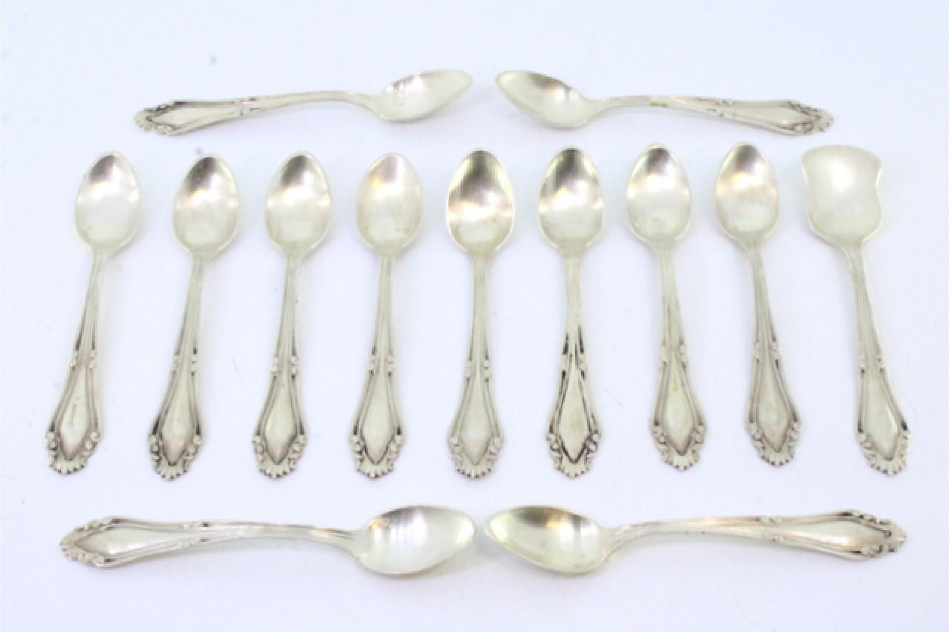 Descrizione: Set di dodici cucchiai e paletta in argento con rilievi e fregi sui manici. Metallo: Argento. Origine: Portoghese. Marchio: Javali II Titolo. Peso: 176,76 grammi. Dimensioni: Pala 11cmx2,5cm Cucchiaio 11cmx2cm. Contenuto: 833/1000.