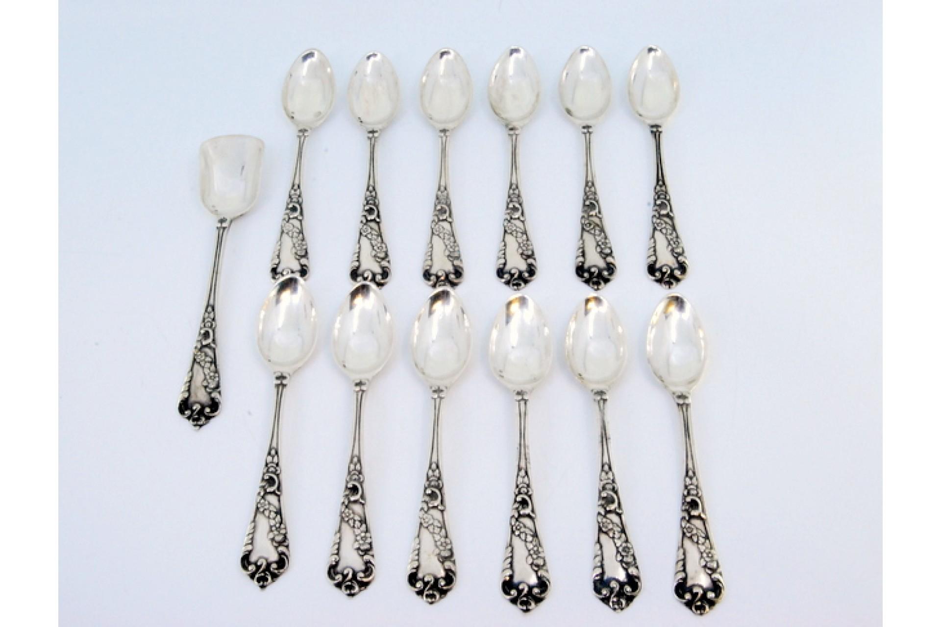 Descrizione: Set di dodici cucchiaini e paletta in argento con rilievi floreali sui manici. Metallo: Argento. Origine: Portoghese. Marchio: javali II Titolo. Peso: 323.46 grammi (set di dodici cucchiai e pala). Dimensioni: Pala - 14,5x2,9 cm
