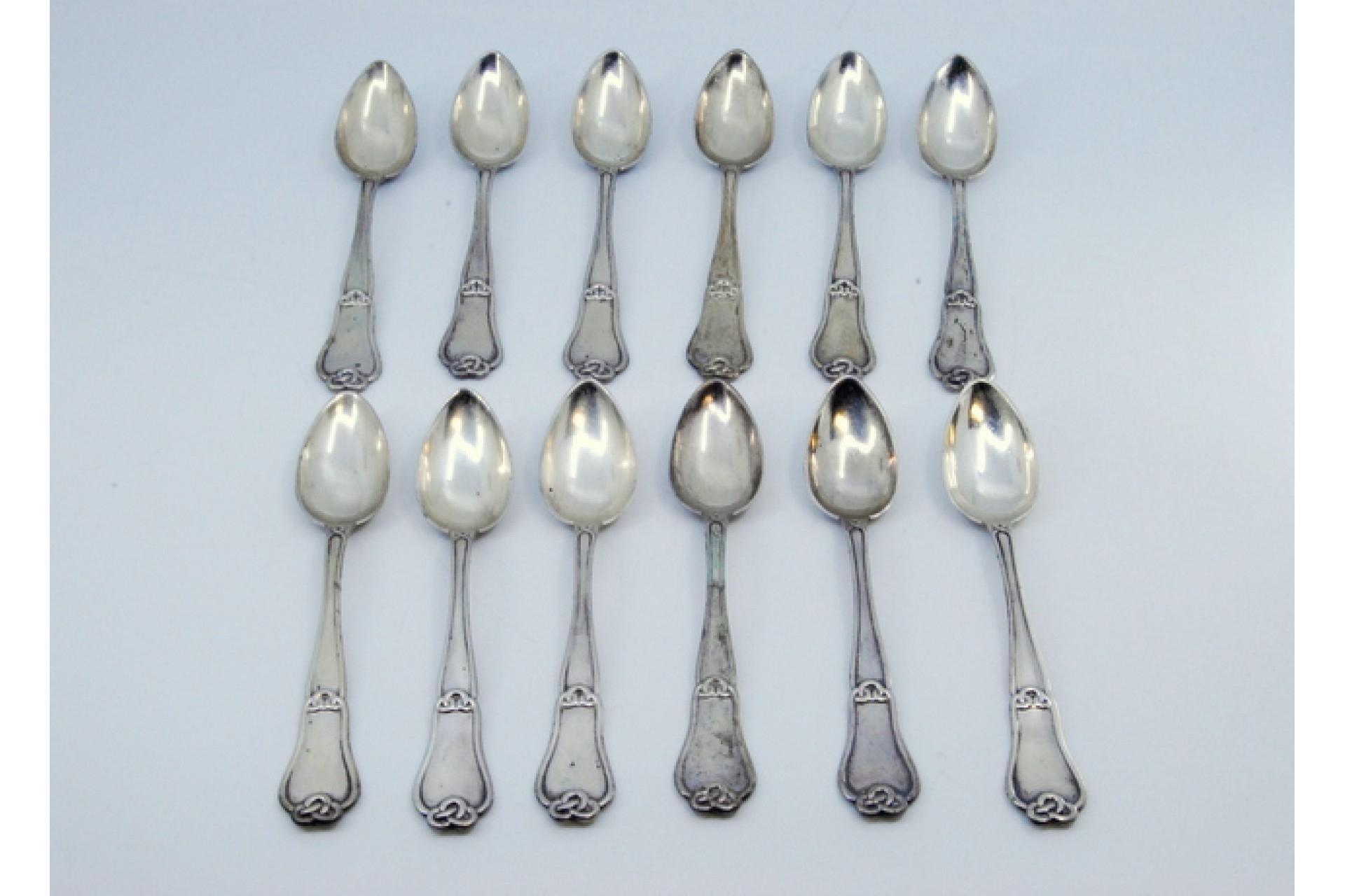 Beschreibung: Satz von zwölf silbernen Teelöffeln mit Reliefs und Rillen auf den Griffen. Metall: Silber. Herkunft: Portugiesisch. Marke: Porto Coroa. Gewicht: 328,48 Gramm (Satz mit zwölf Löffeln). Abmessungen: 13x2,5cm. Inhalt: 833/1000.