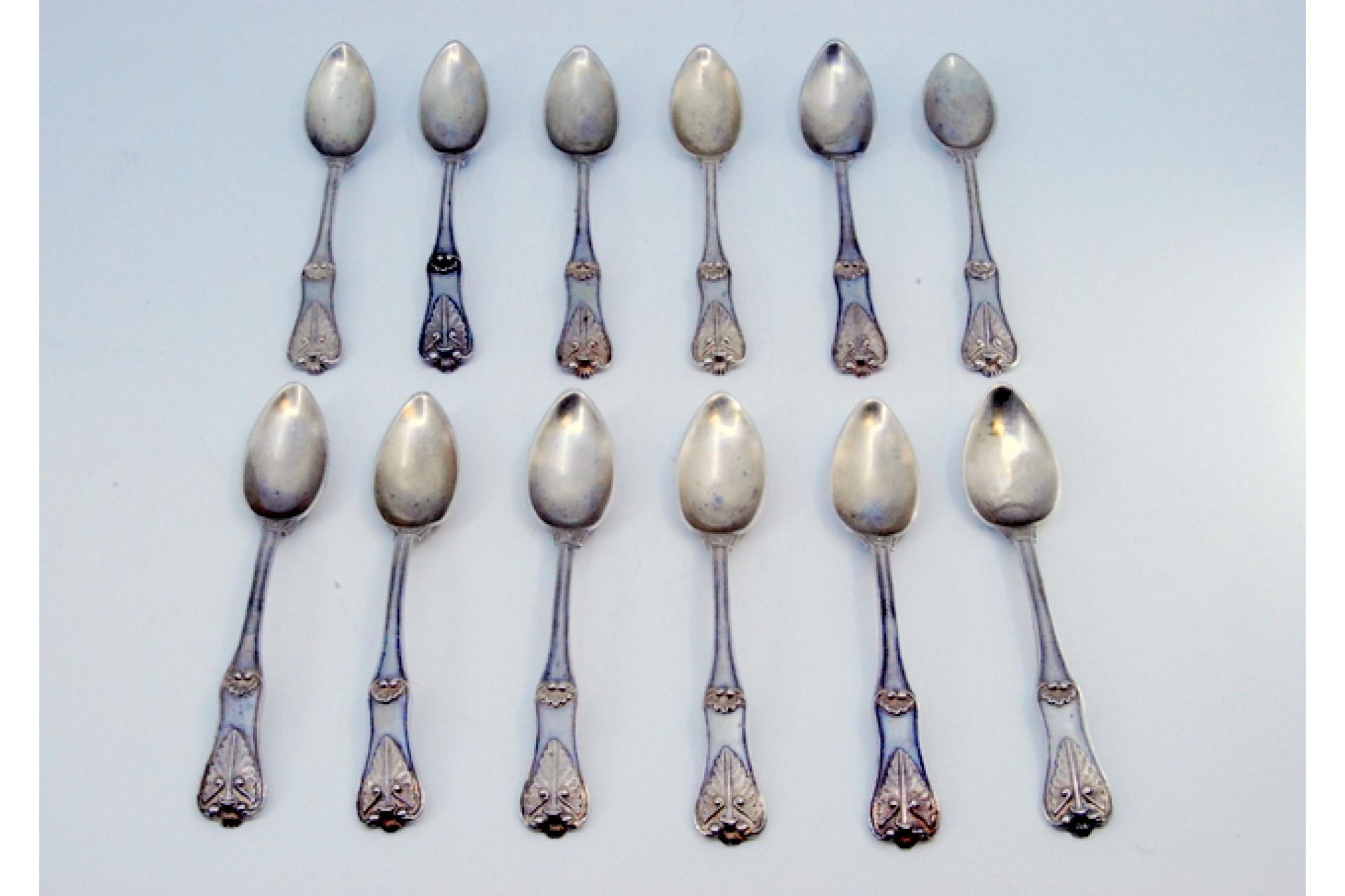 Beschreibung: Satz von zwölf silbernen Teelöffeln mit Muscheln und erhabenen Friesen an den Griffen. Metall: Silber. Herkunft: Portugiesisch. Marke: Porto Coroa. Gewicht: 263,22 g (Satz mit zwölf Löffeln). Abmessungen: 13x2,5cm. Inhalt: 833/1000.