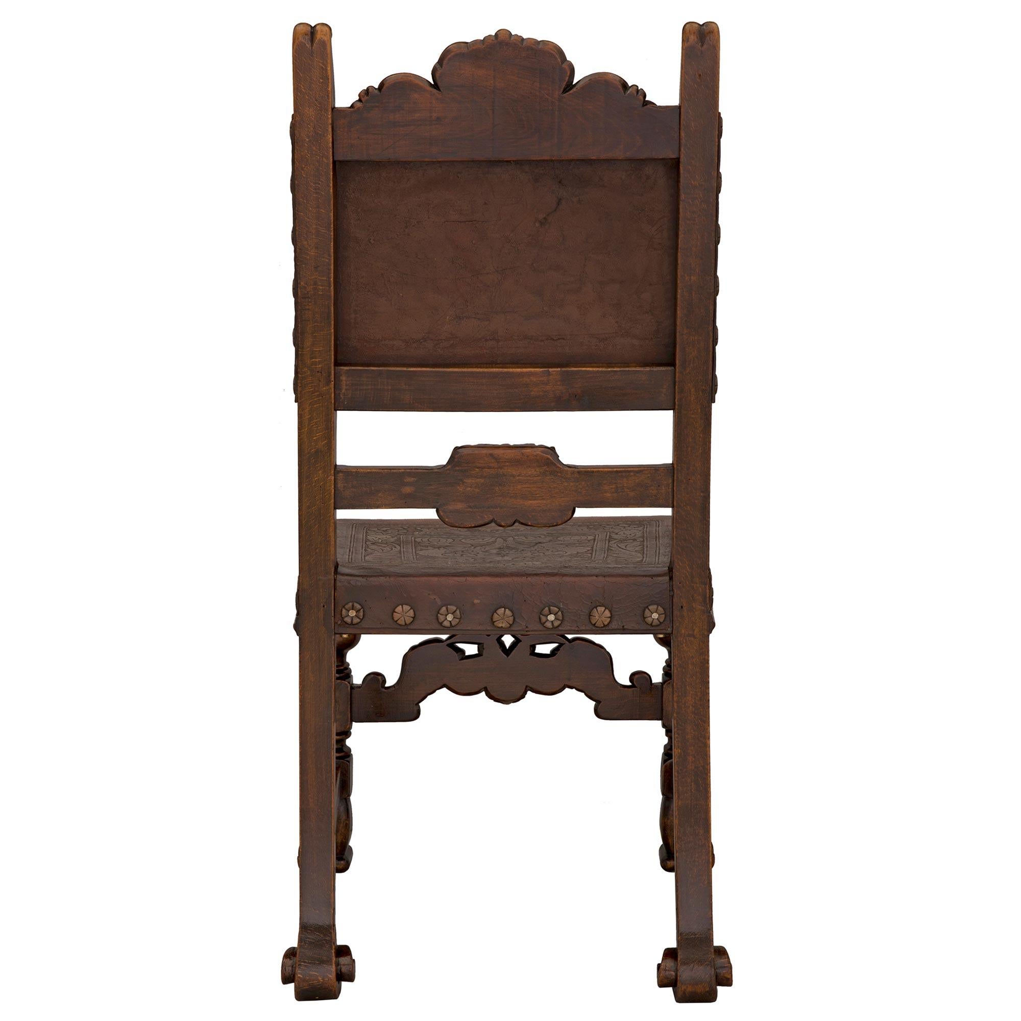 Patiné Ensemble de douze chaises de salle à manger espagnoles du XIXe siècle en noyer, cuir et bronze en vente