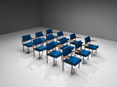 Set di dodici poltrone impilabili con tappezzeria blu e struttura in metallo nero
