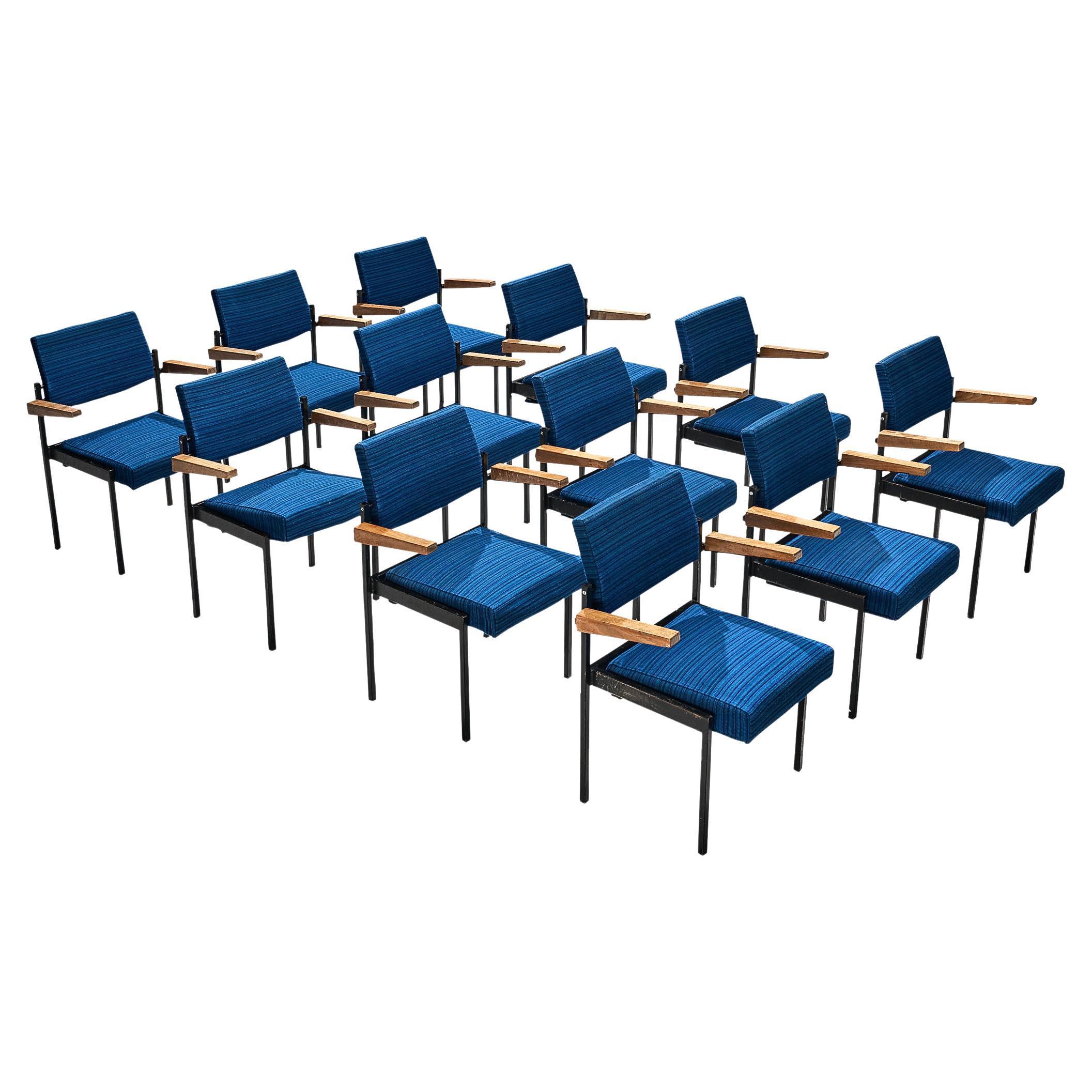Set aus zwölf stapelbaren Sesseln mit blauer Polsterung und schwarzem Metallgestell