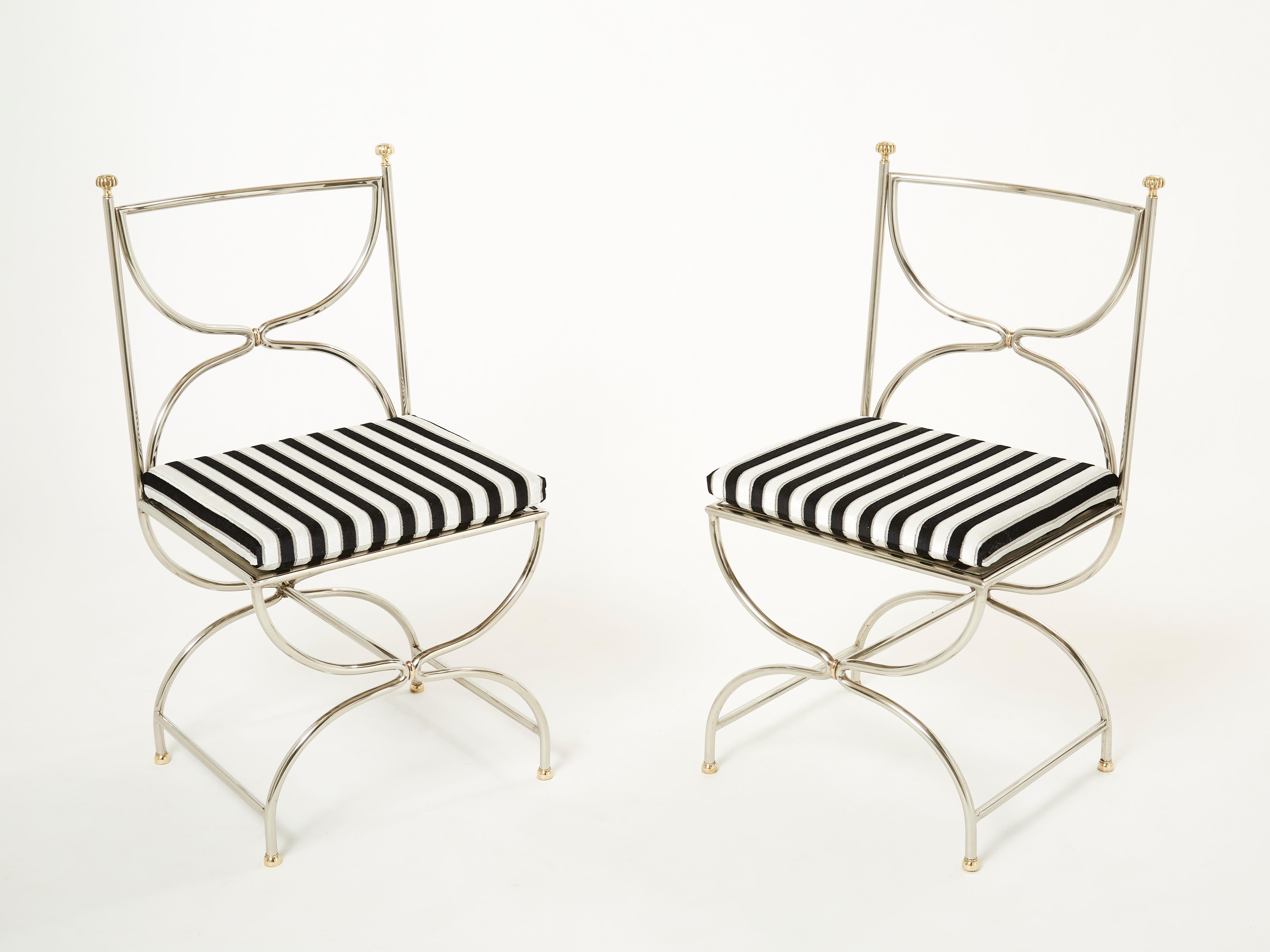 Mid-Century Modern Ensemble de douze chaises Curule en acier, laiton et velours par Maison Jansen, années 1960 en vente