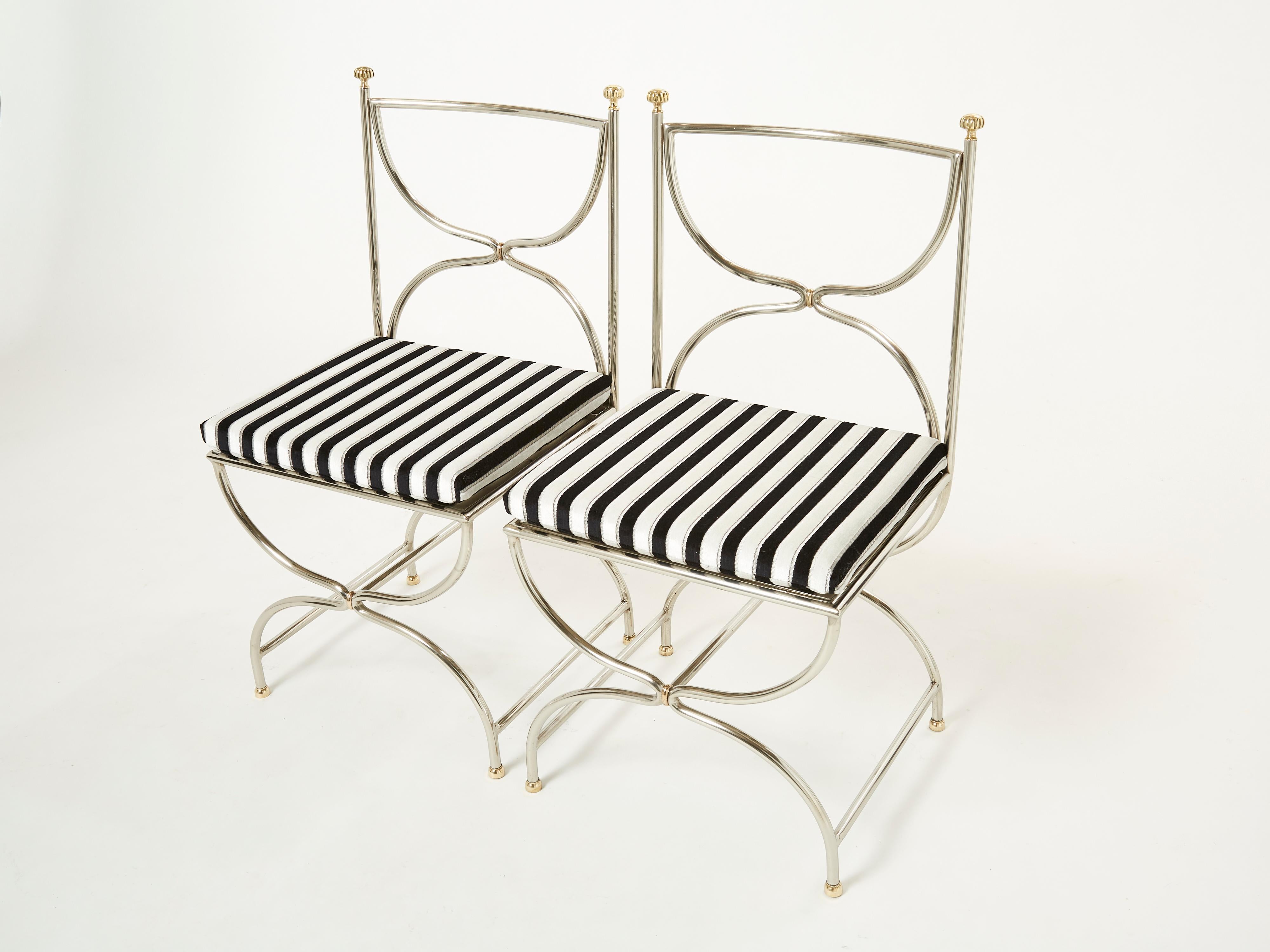 Français Ensemble de douze chaises Curule en acier, laiton et velours par Maison Jansen, années 1960 en vente