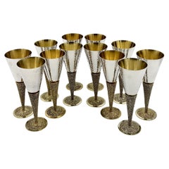 Satz von 12 Stuart Devlin Silberpokalen
