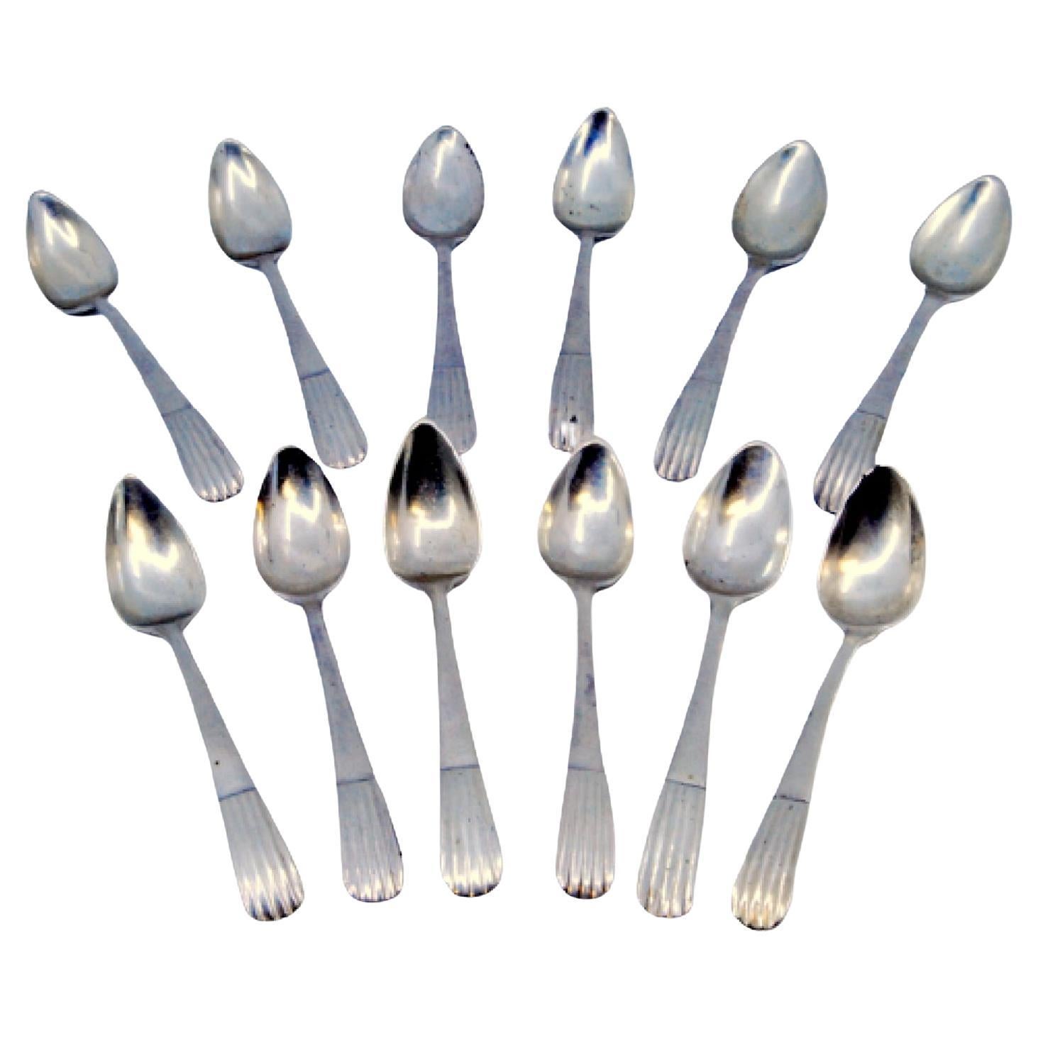 Set of twelve teaspoons in fluted silver on the handles For Sale