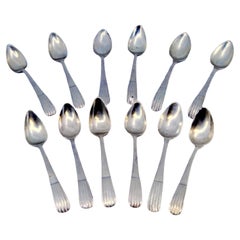 Satz von zwölf Teelöffeln aus geriffeltem Silber an den Griffen