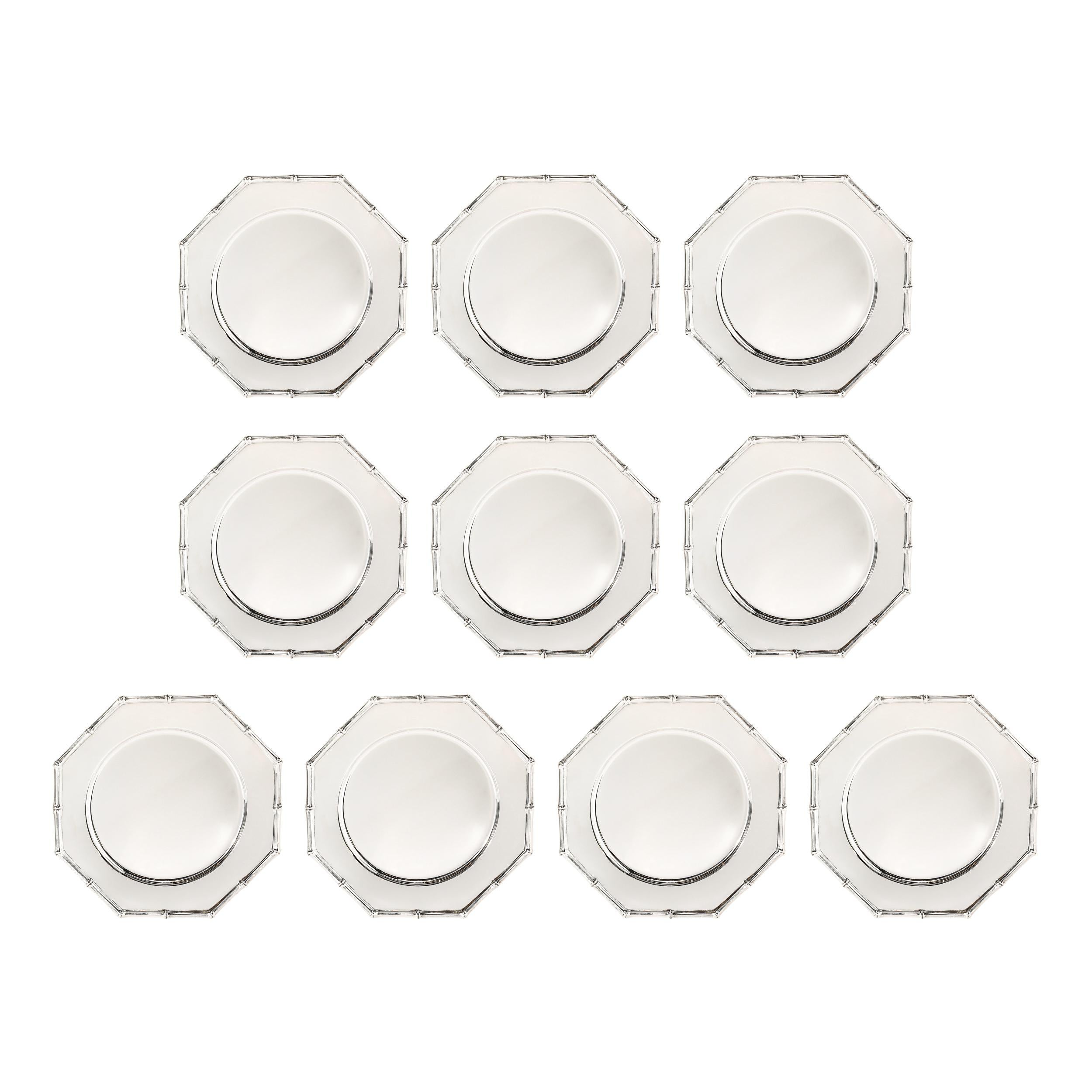 Este exquisito Set de doce piezas Tiffany & Co. Los platos de plata de ley con motivo de bambú son originarios de Estados Unidos, circa 1970. Este asombroso juego puede servir tanto de plato hondo como de plato llano. De forma octogonal, presentan