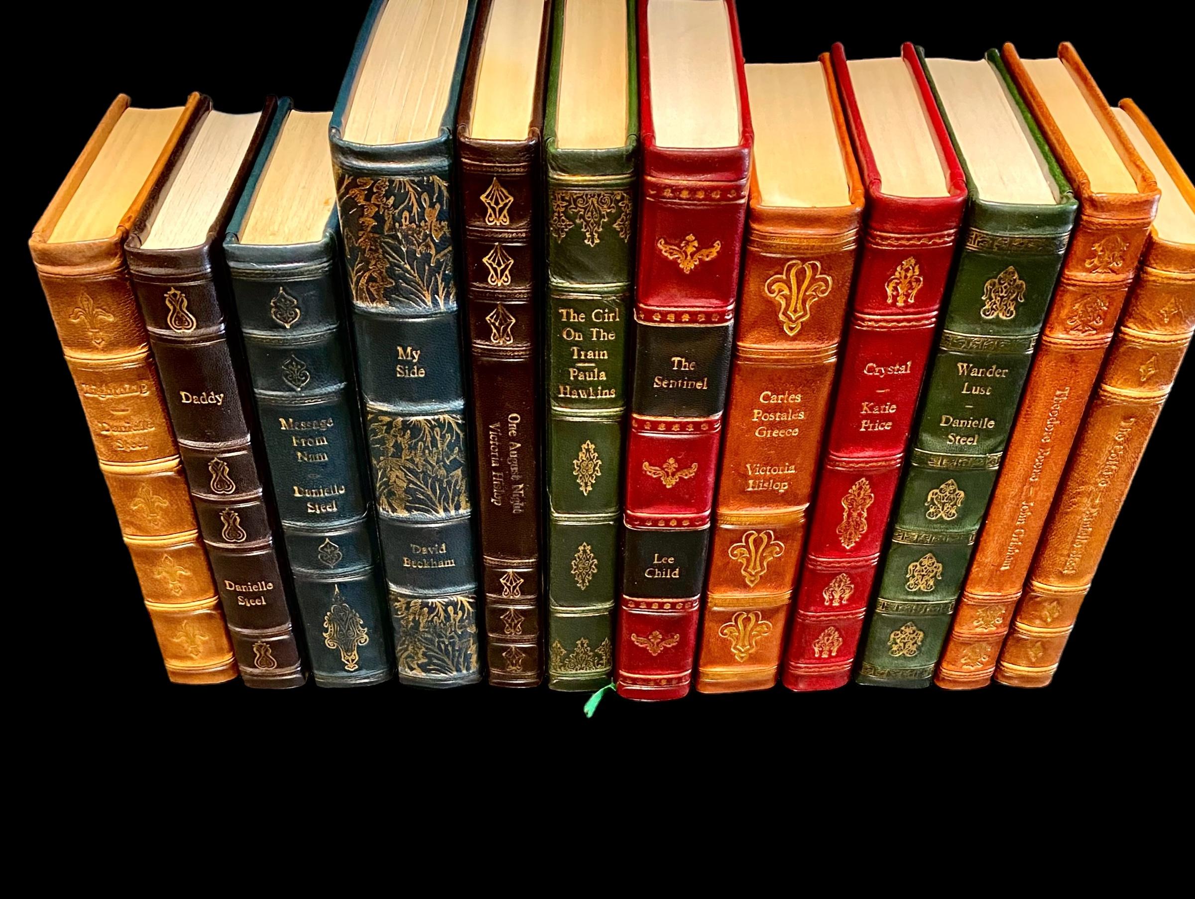 Ensemble de douze livres reliés en cuir ouvragé divers titres en vente 2