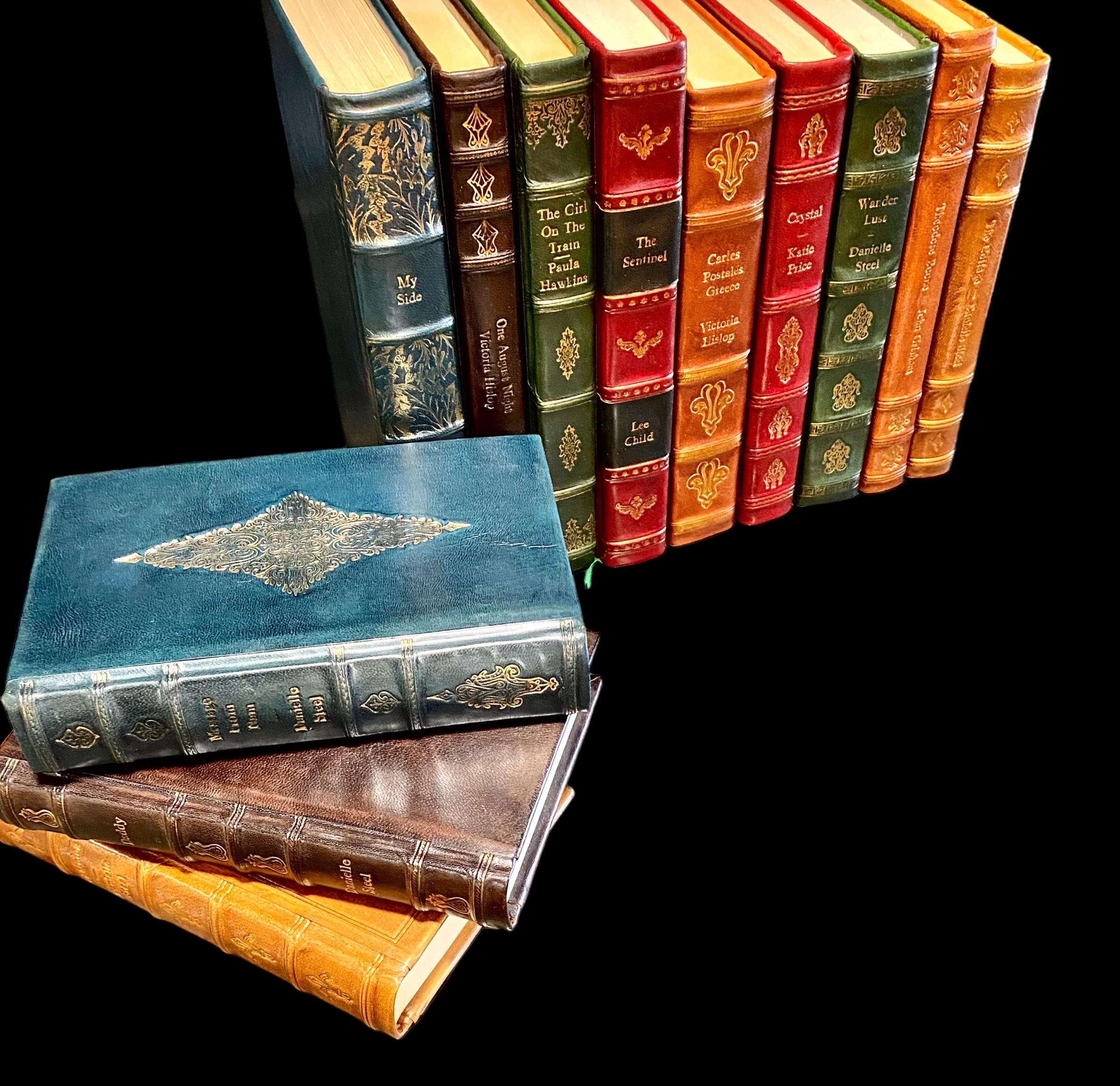 Ensemble de douze livres reliés en cuir ouvragé divers titres en vente 4