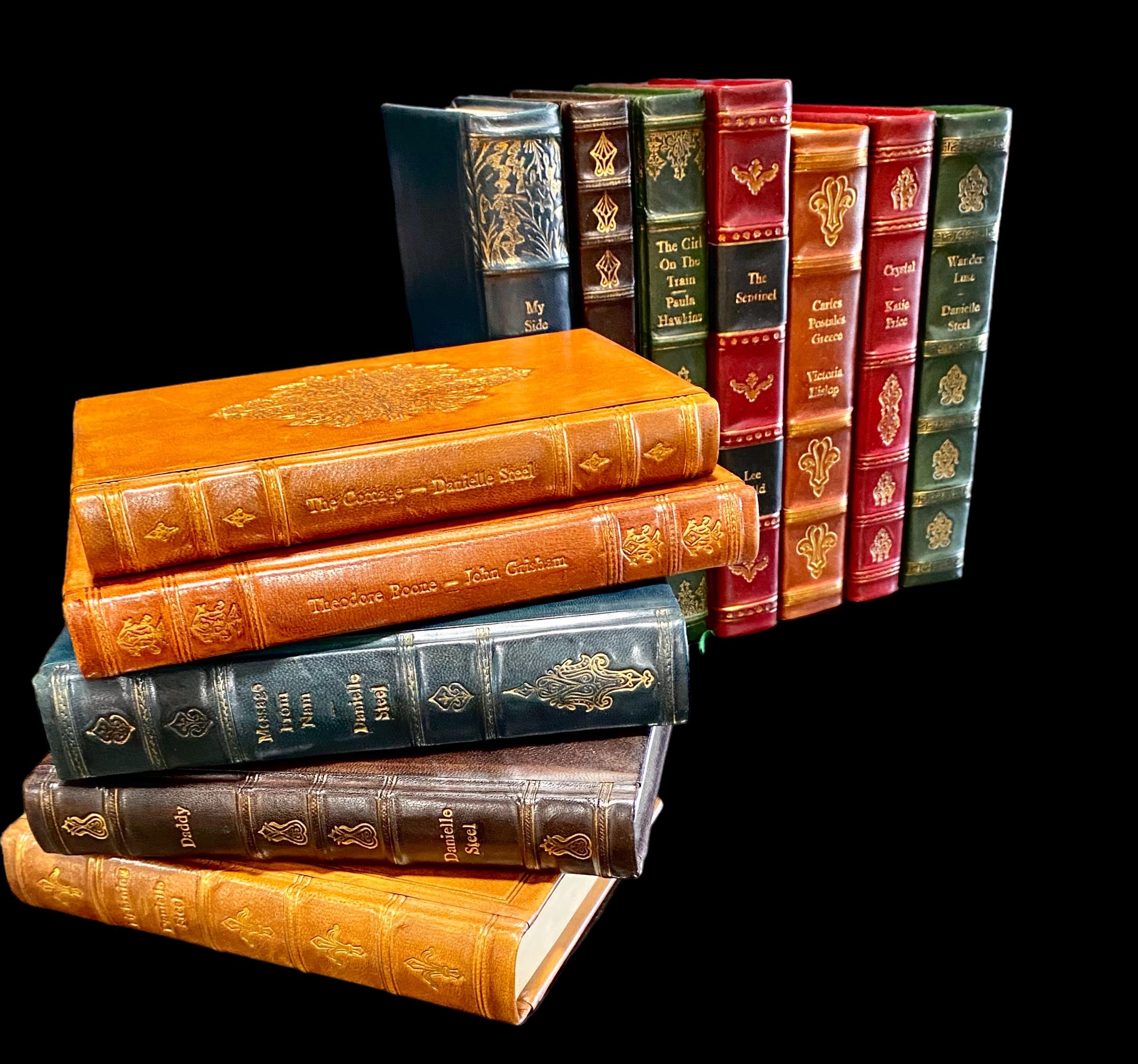 Ensemble de douze livres reliés en cuir ouvragé divers titres en vente 5