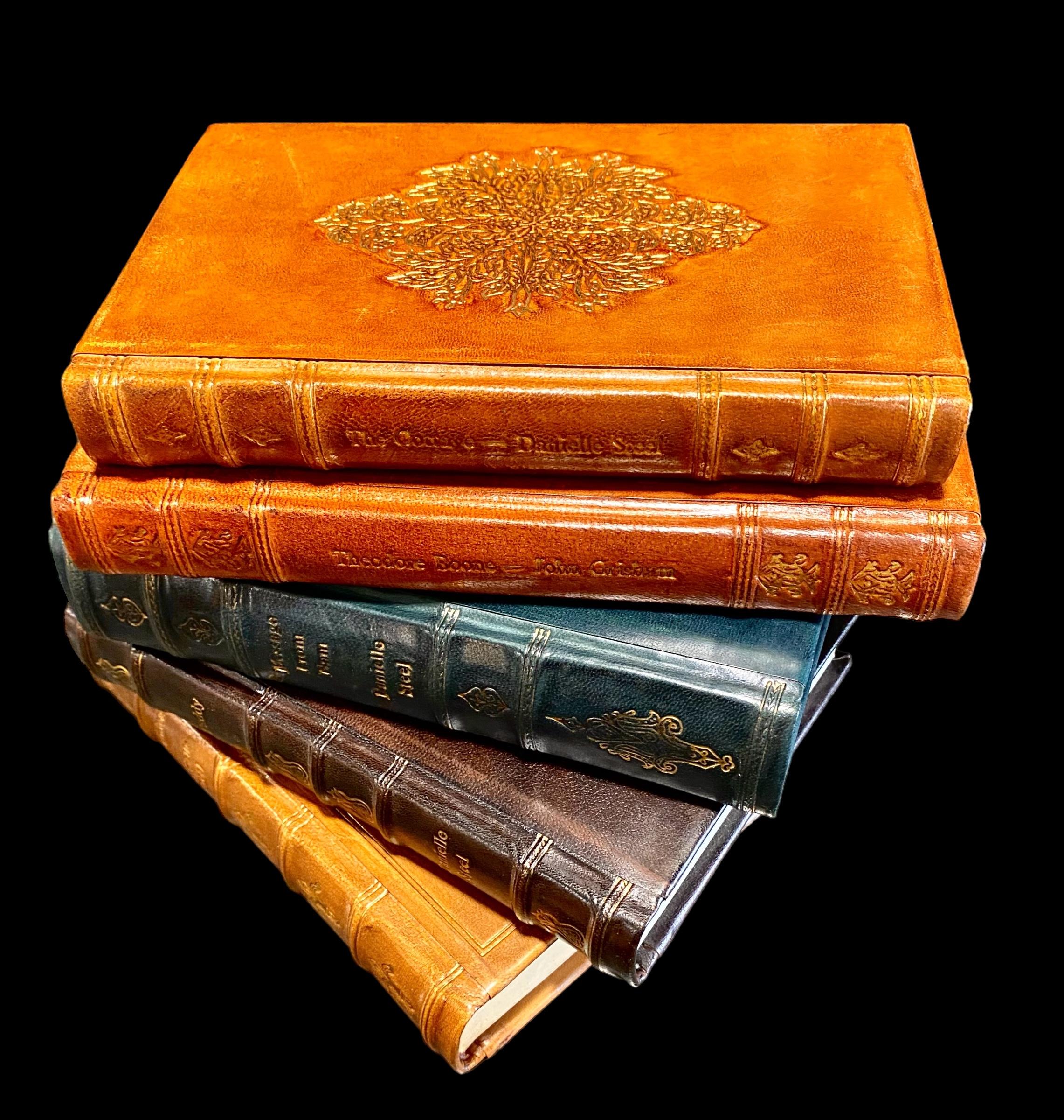 Ensemble de douze livres reliés en cuir ouvragé divers titres en vente 6