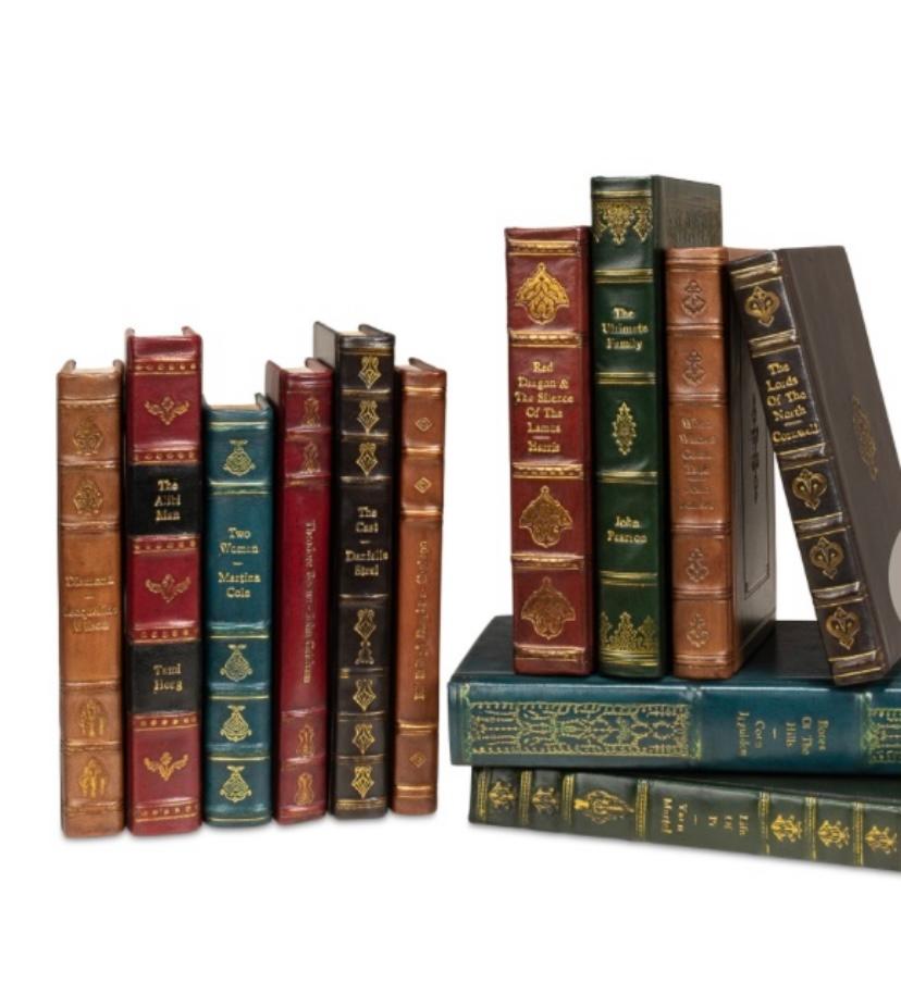 Un bel ensemble de douze livres estampés et reliés en cuir.
Des relieurs experts ont relié individuellement ces livres d'occasion soigneusement sélectionnés dans des cuirs fins, en les gaufrant et en les dorant à la main. Chaque livre est fabriqué à