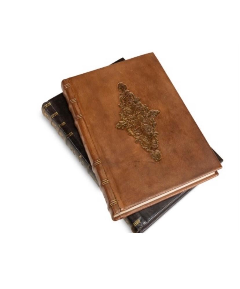 Ensemble de douze livres reliés en cuir ouvragé divers titres Neuf - En vente à New Orleans, LA