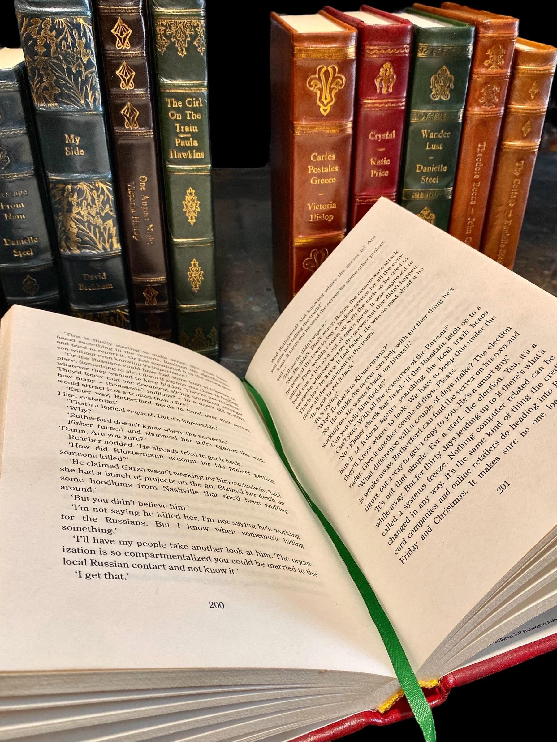 Ensemble de douze livres reliés en cuir ouvragé divers titres en vente 1