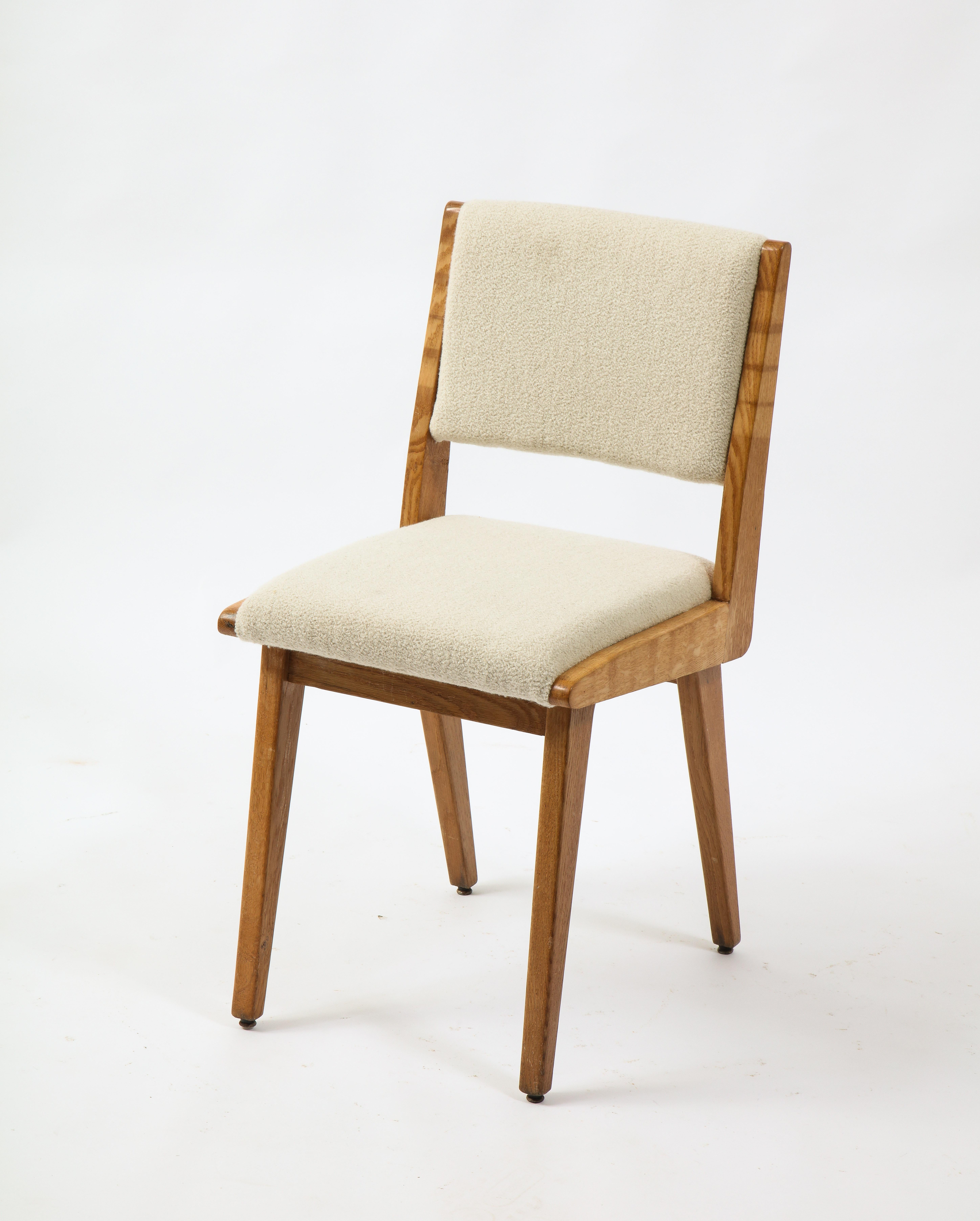 Un set di dodici sedie laterali in Oak e imbottite di Jens Risom.