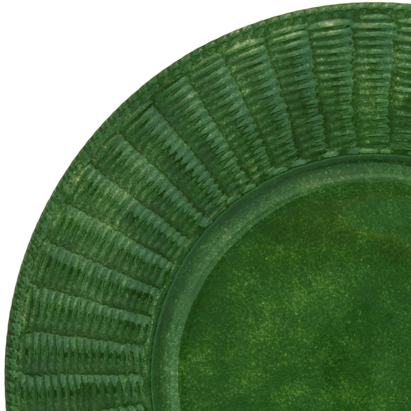 This is a set of twelve large plates conceived as placeholders, to be left as base as courses change, finished in a rich shade of green with a sponge effect. The pieces are characterized by Este Ceramiche's signature wicker border, flawlessly