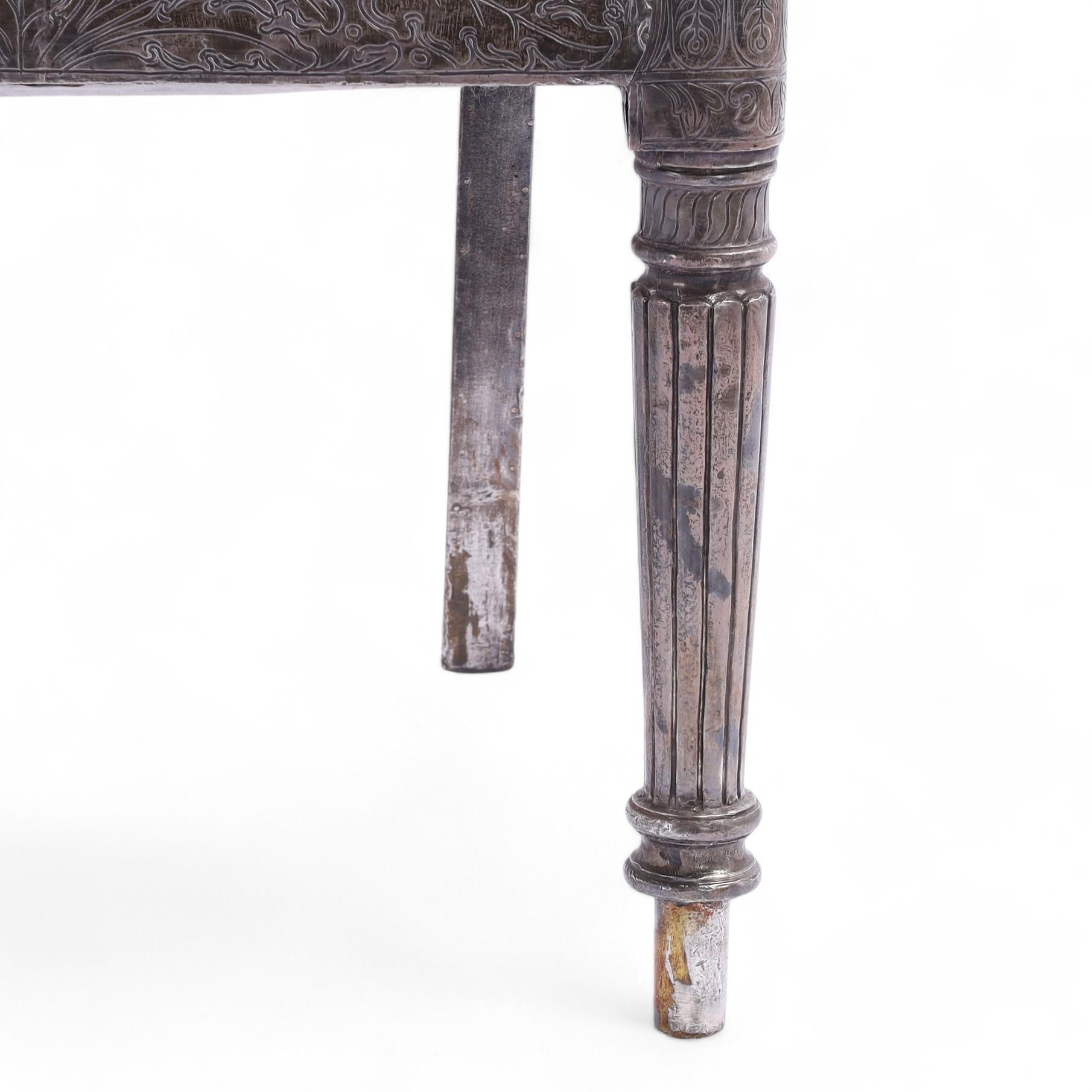 Set di dodici poltrone neoclassiche d'epoca rivestite di metallo anglo-indiano in vendita 2