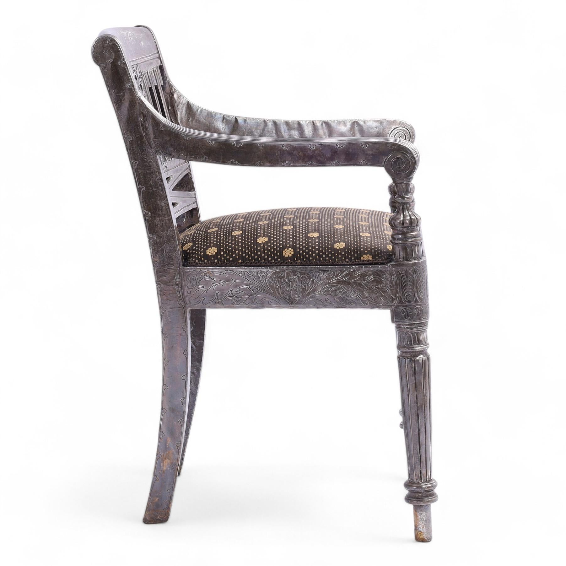 Anglo-indiano Set di dodici poltrone neoclassiche d'epoca rivestite di metallo anglo-indiano in vendita