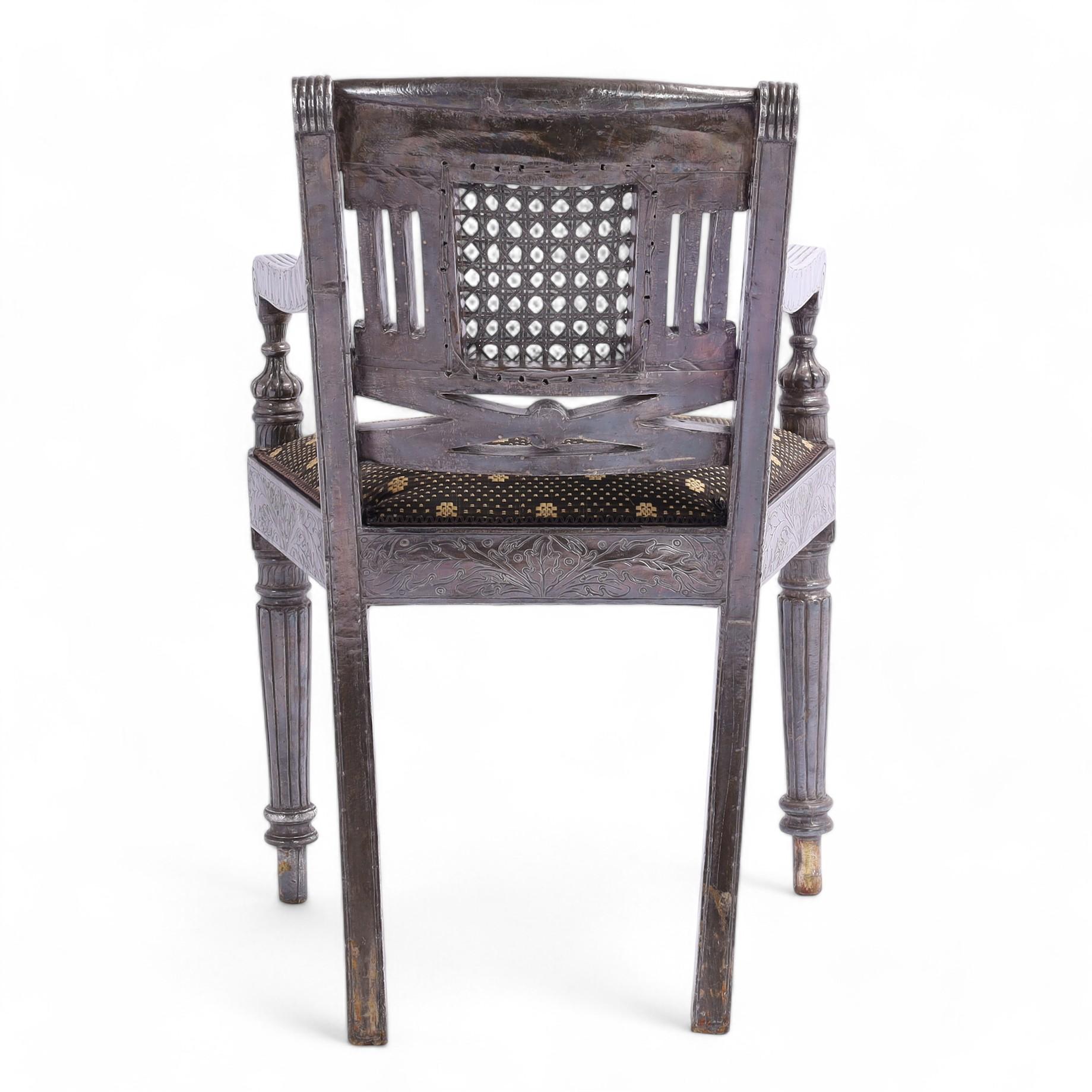 Indiano Set di dodici poltrone neoclassiche d'epoca rivestite di metallo anglo-indiano in vendita