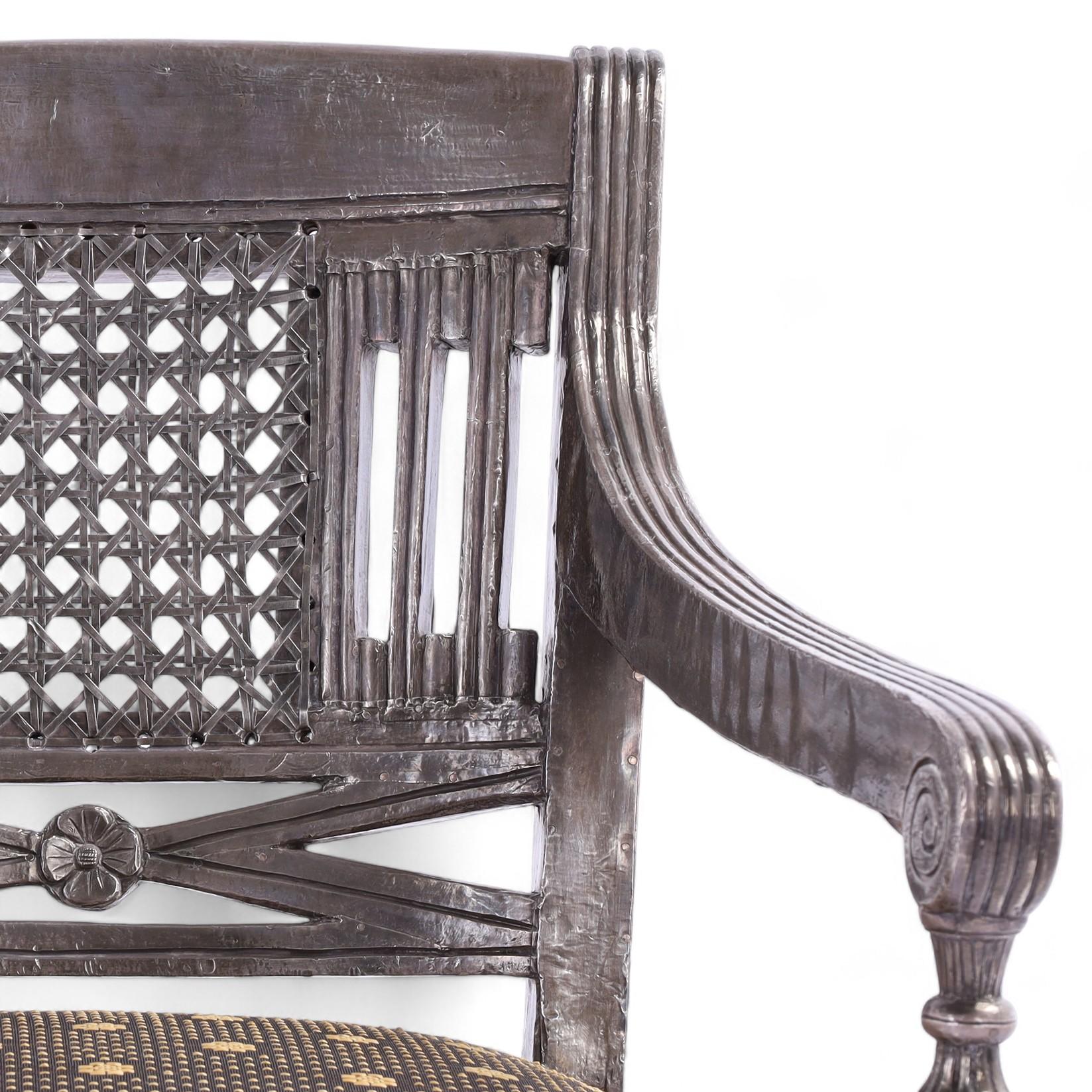 Set di dodici poltrone neoclassiche d'epoca rivestite di metallo anglo-indiano In condizioni buone in vendita a Palm Beach, FL