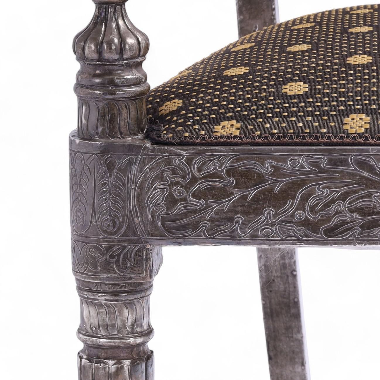 XX secolo Set di dodici poltrone neoclassiche d'epoca rivestite di metallo anglo-indiano in vendita