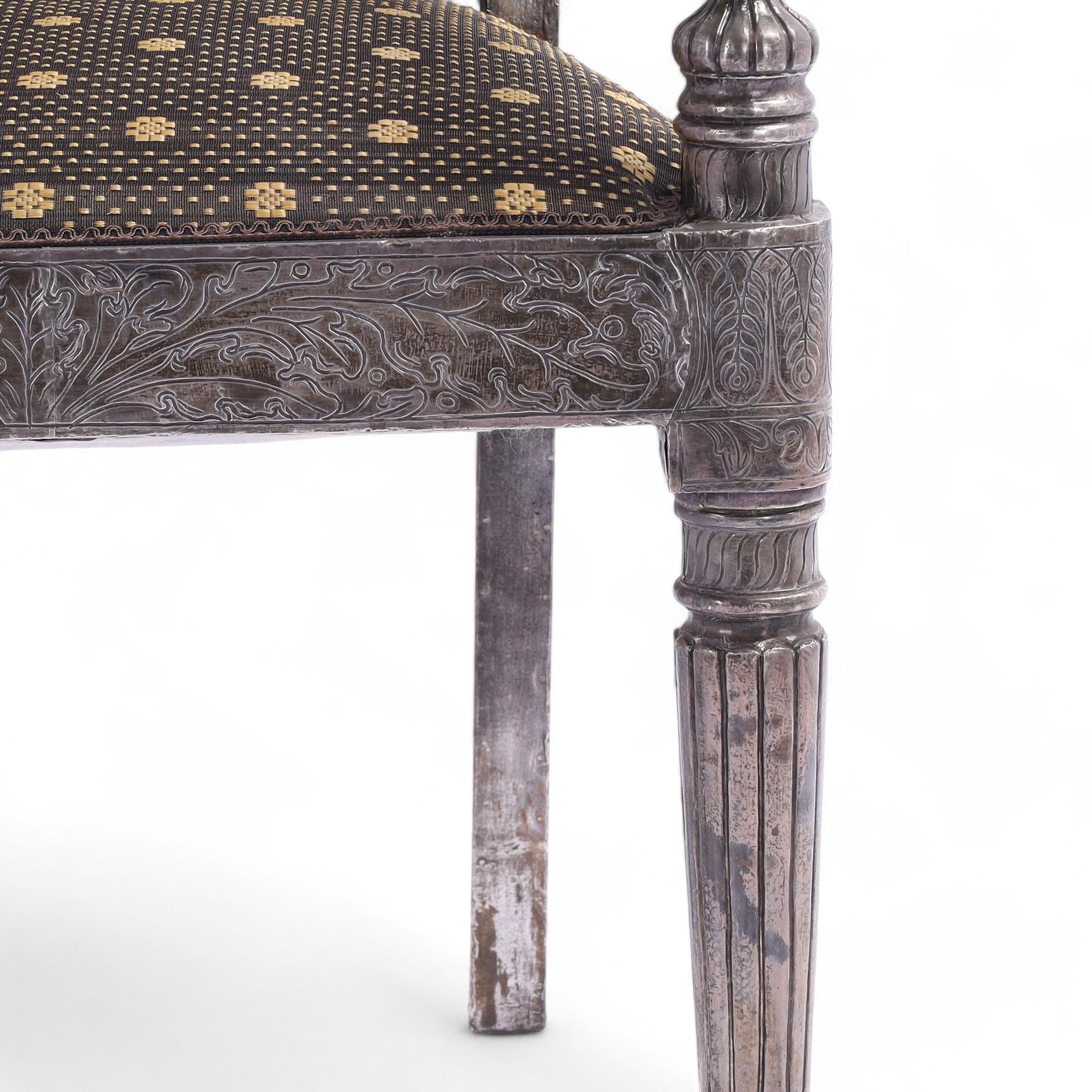 Metallo Set di dodici poltrone neoclassiche d'epoca rivestite di metallo anglo-indiano in vendita