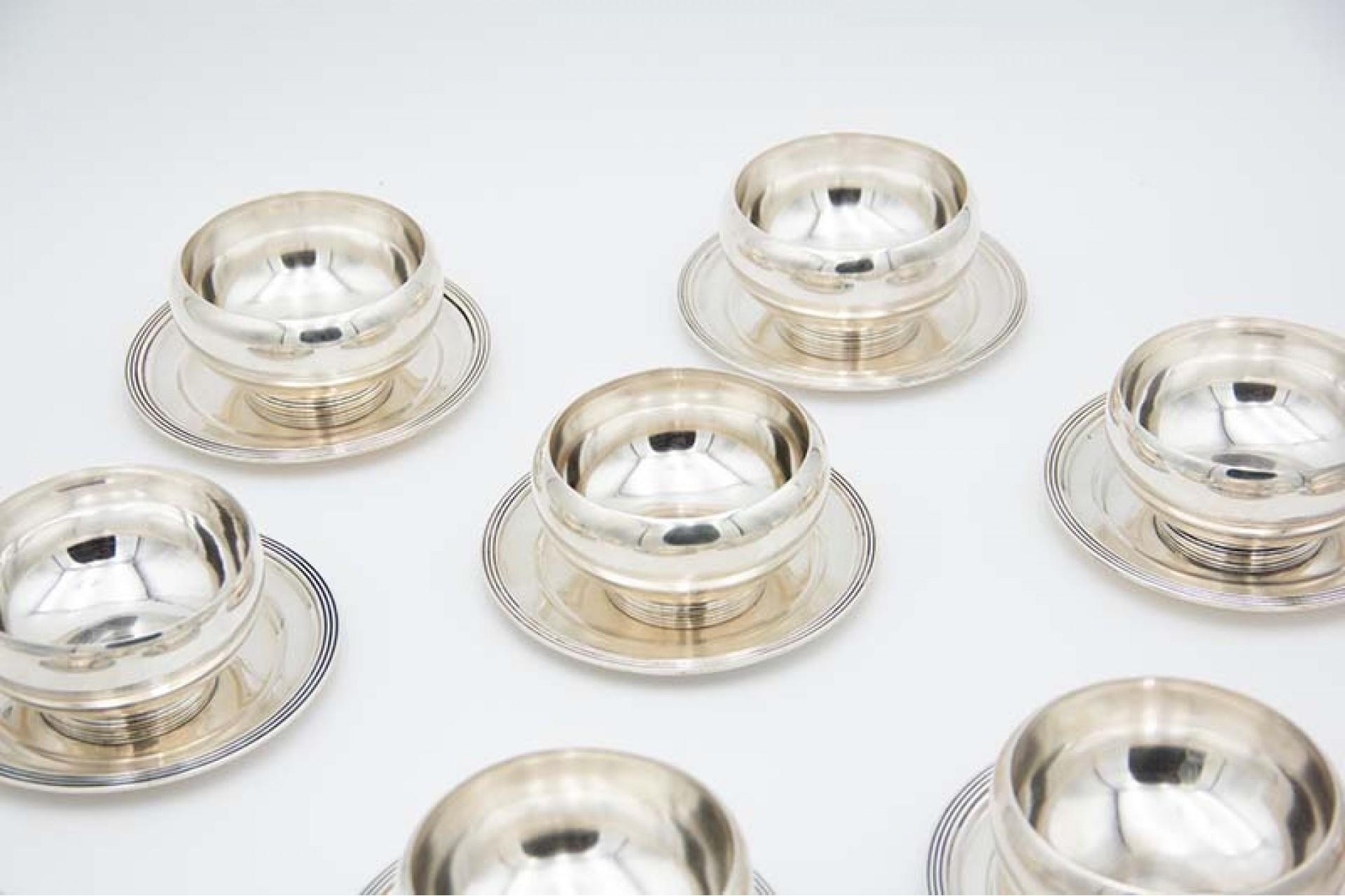 Beschreibung: Satz von zwölf Waschbecken aus einfachem Silber mit gewellten Reliefs auf den Böden. Metall: Silber. Herkunft: Portugiesisch. Zeichen: stehender Adler - I Titel. Gewicht: 2995,35 Gramm. Abmessungen: 9,5cmx5cm. Inhalt: 916/1000.