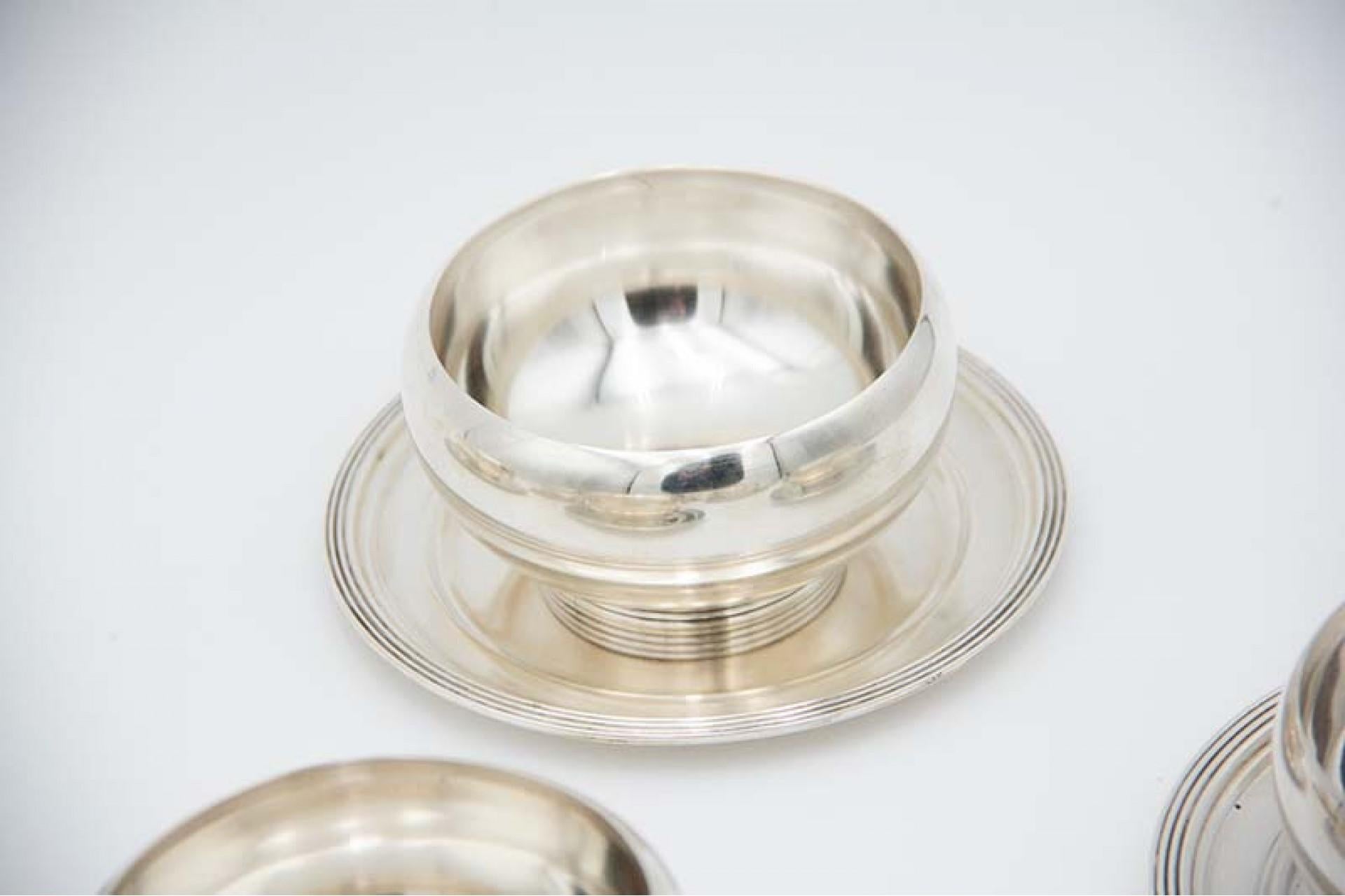 Set of twelve washbasins in smooth silver with beaded reliefs on the bases (Europäisch) im Angebot