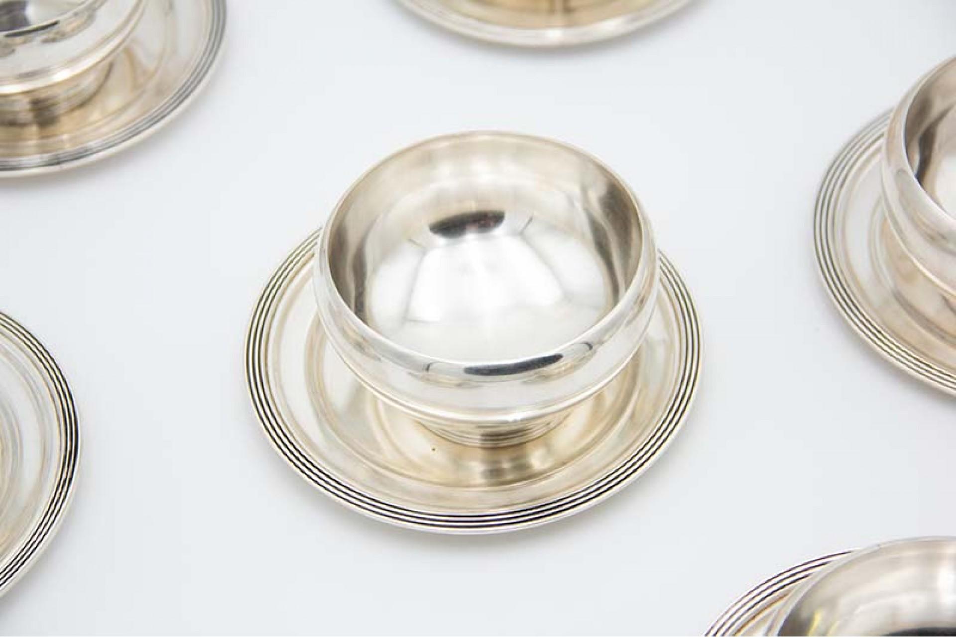 Set of twelve washbasins in smooth silver with beaded reliefs on the bases im Zustand �„Gut“ im Angebot in Porto, PT