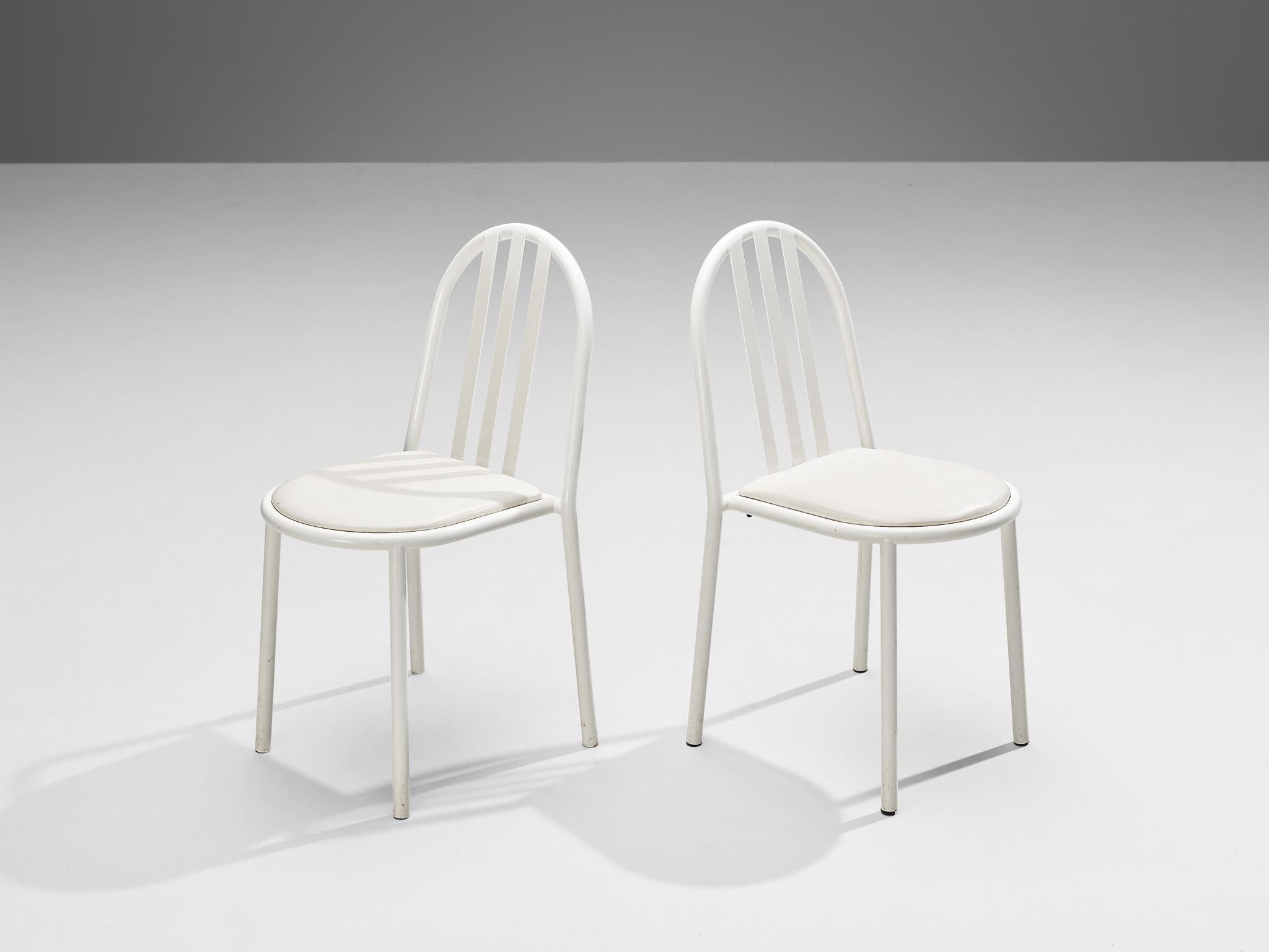 chaises laquees blanches