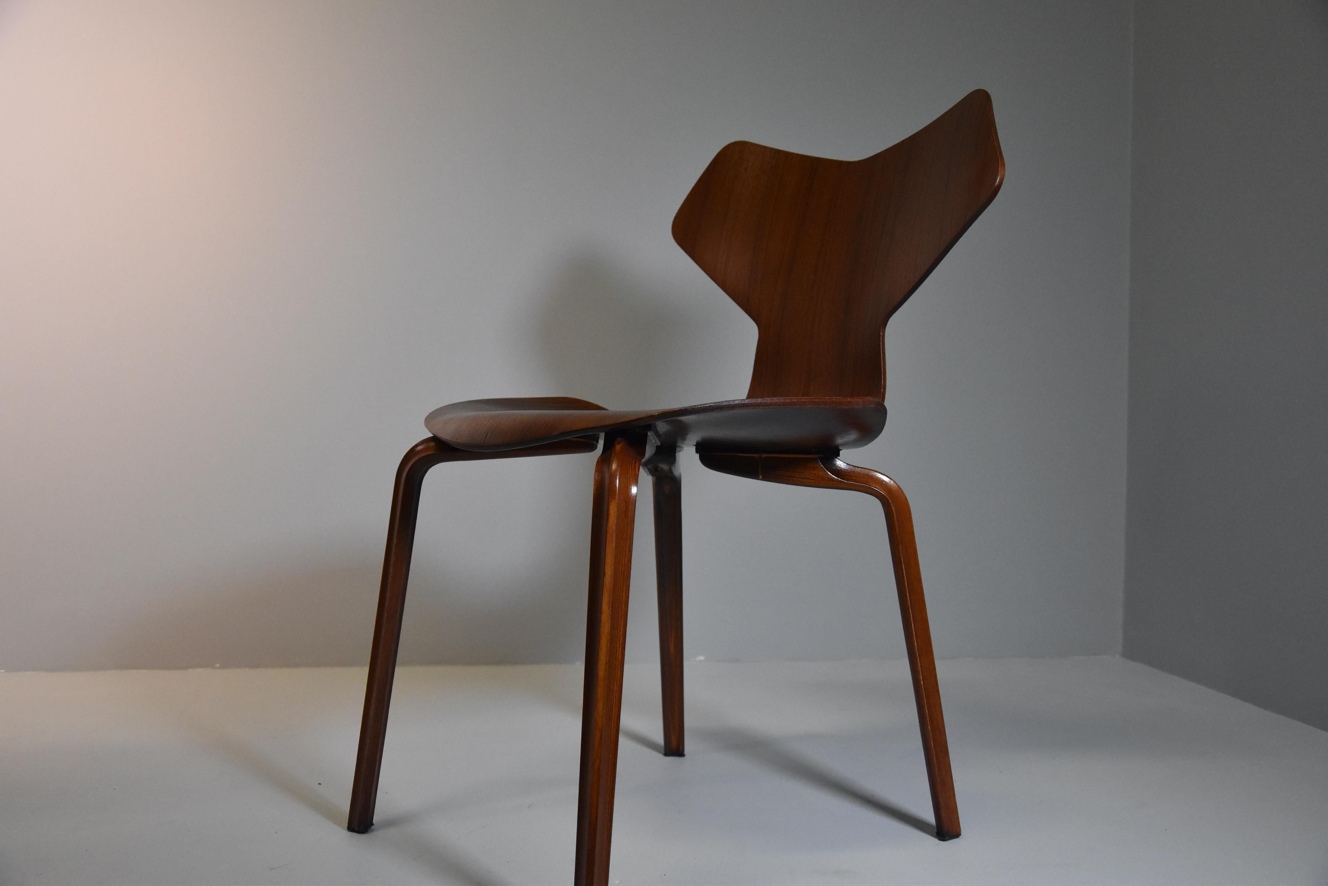Mid-Century Modern Ensemble de douze chaises en bois Modèle Grand Prix d'Arne Jacobsen pour Fritz Hansen en vente
