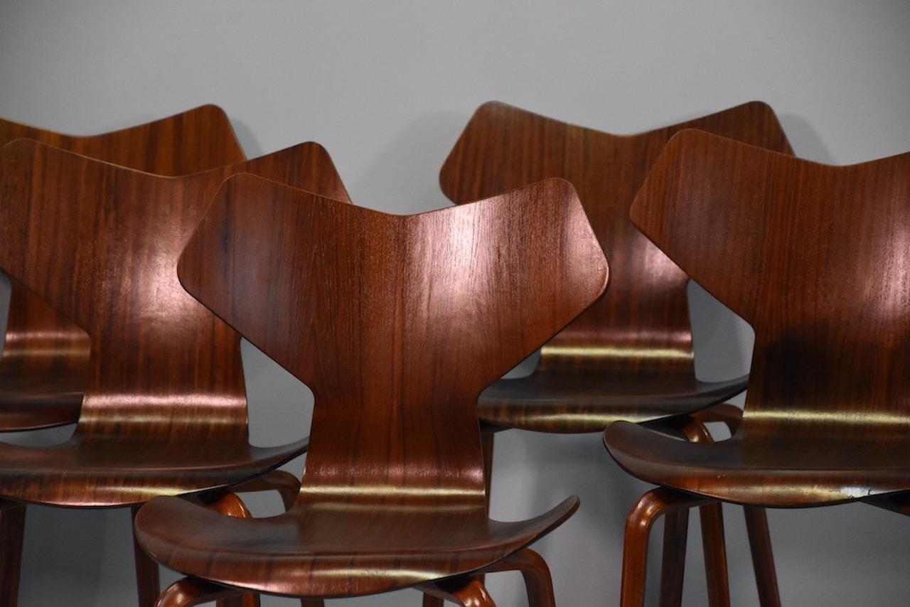 Ensemble de douze chaises en bois Modèle Grand Prix d'Arne Jacobsen pour Fritz Hansen Excellent état - En vente à Rovereta, SM