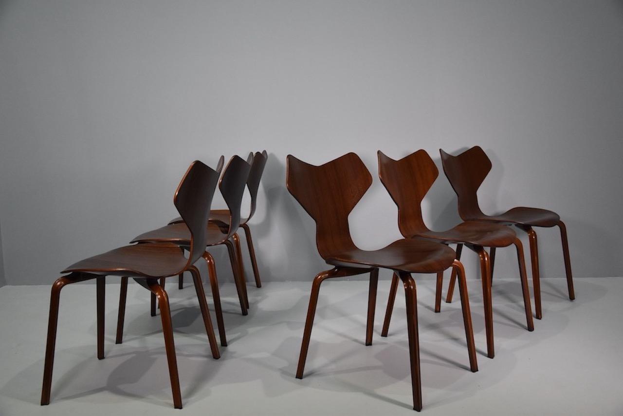 Set of Twelve Wooden Chairs Model Grand Prix by Arne Jacobsen for Fritz Hansen In Excellent Condition For Sale In Rovereta, SM