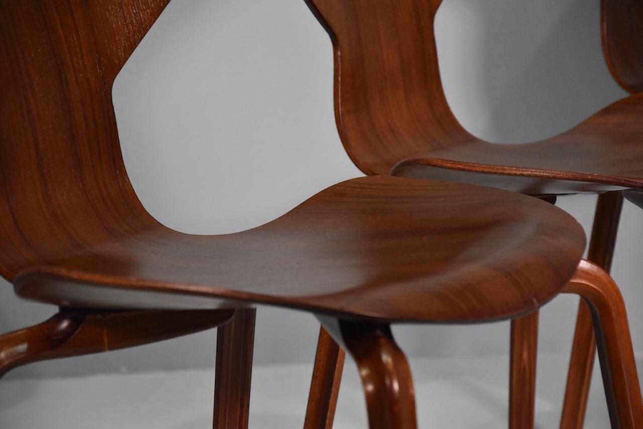 Legno Set di dodici sedie in legno Model Grand Prix di Arne Jacobsen per Fritz Hansen in vendita