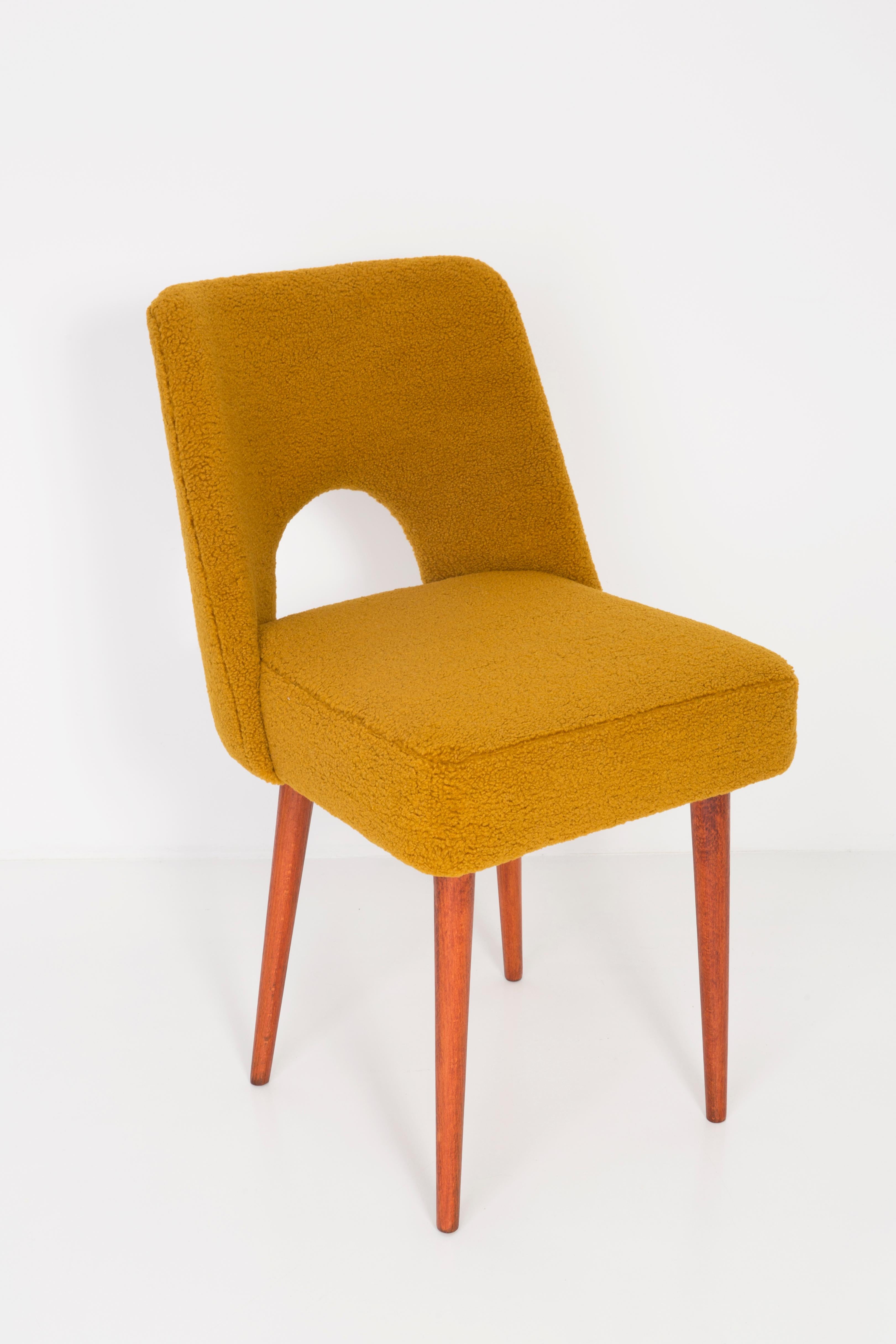 20ième siècle Ensemble de douze chaises Shell en bouclette d'ocre jaune, années 1960 en vente