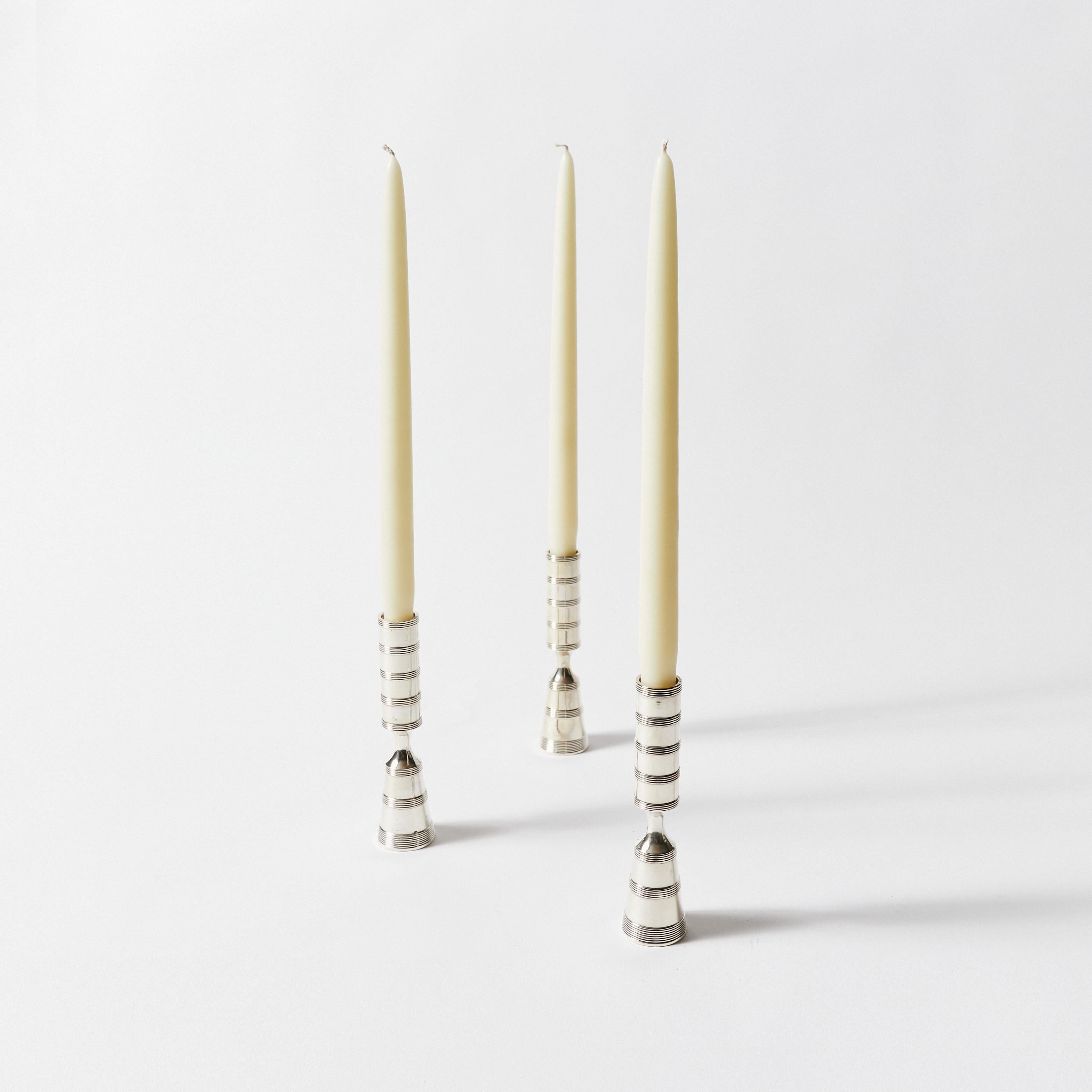 Satz von achtunddreißig versilberten Pilar-Kerzenleuchtern. Entworfen von Jens Harald Quistgaard für Dansk Designs Copenhagen.
    