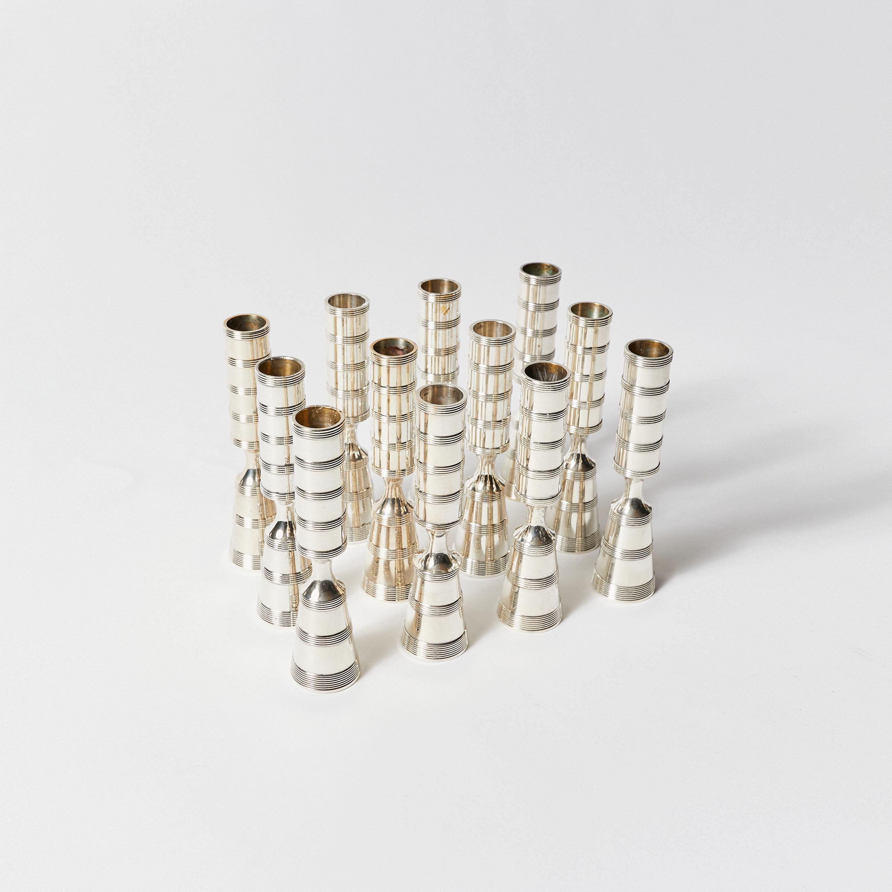 Mid-Century Modern Ensemble de vingt-quatre bougeoirs Pilar en métal argenté de Dansk en vente